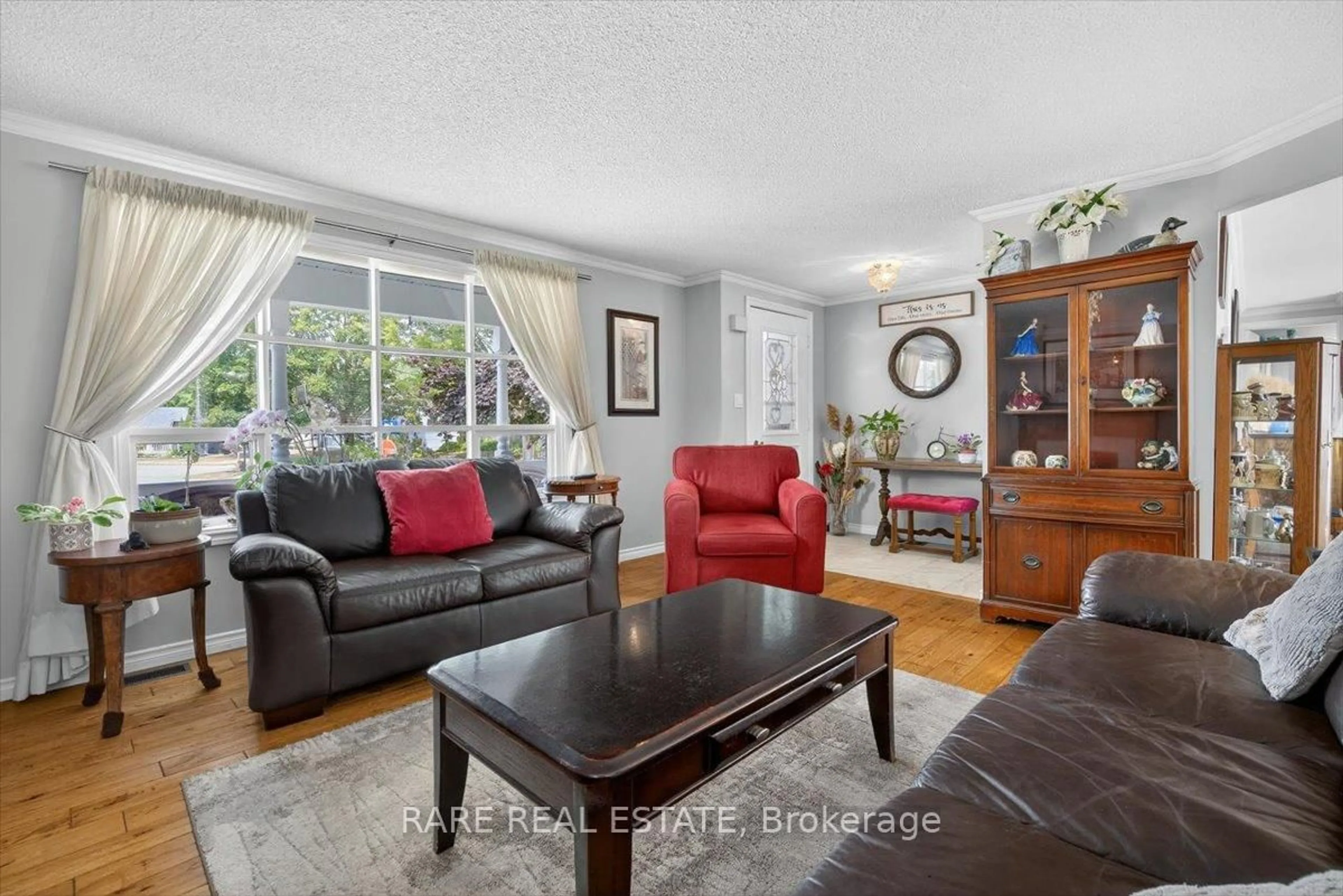 Living room with furniture, unknown for 30 Main St, Innisfil Ontario L9S 1L9