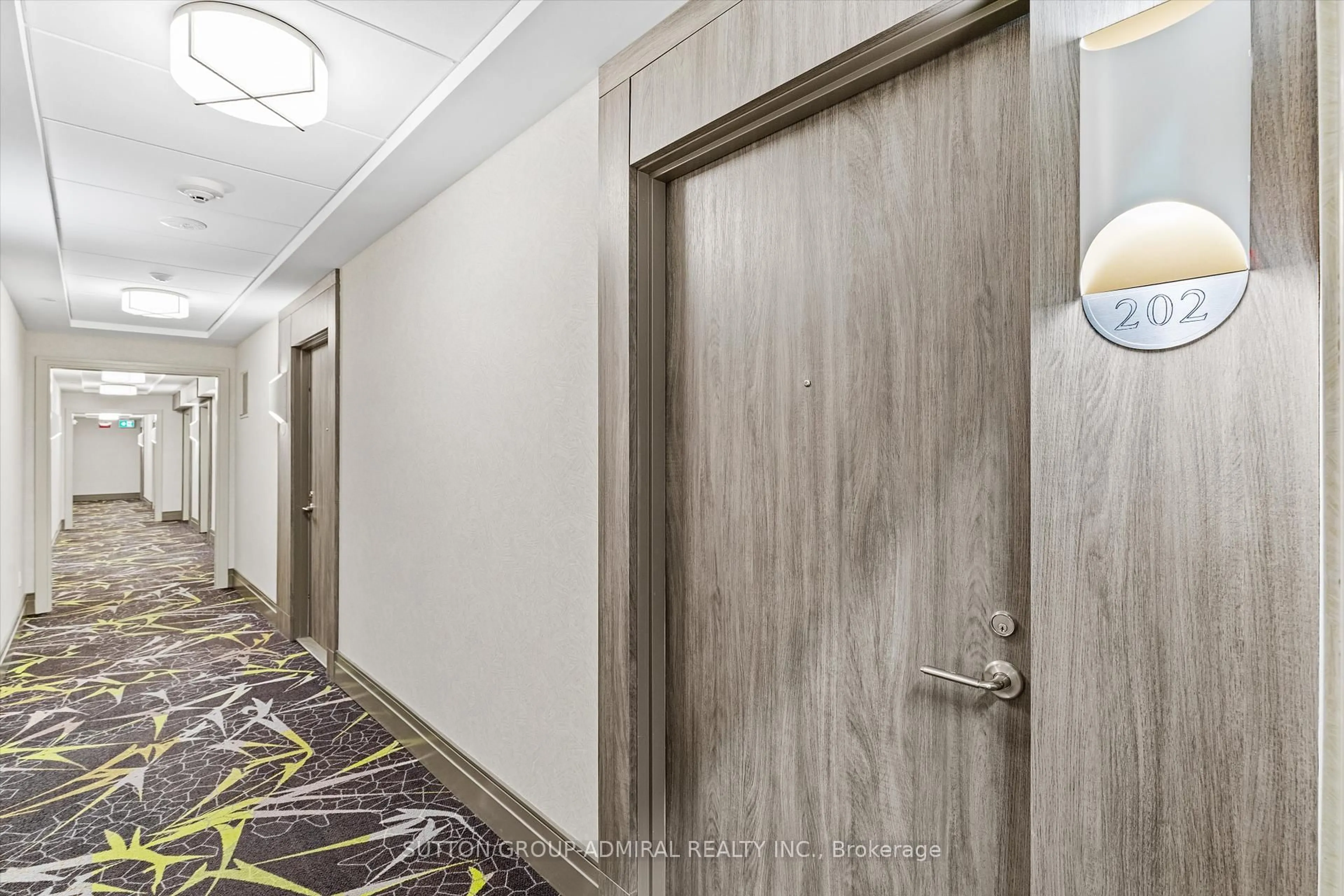 Indoor foyer for 20 Gatineau Dr #202, Vaughan Ontario L4J 0L3