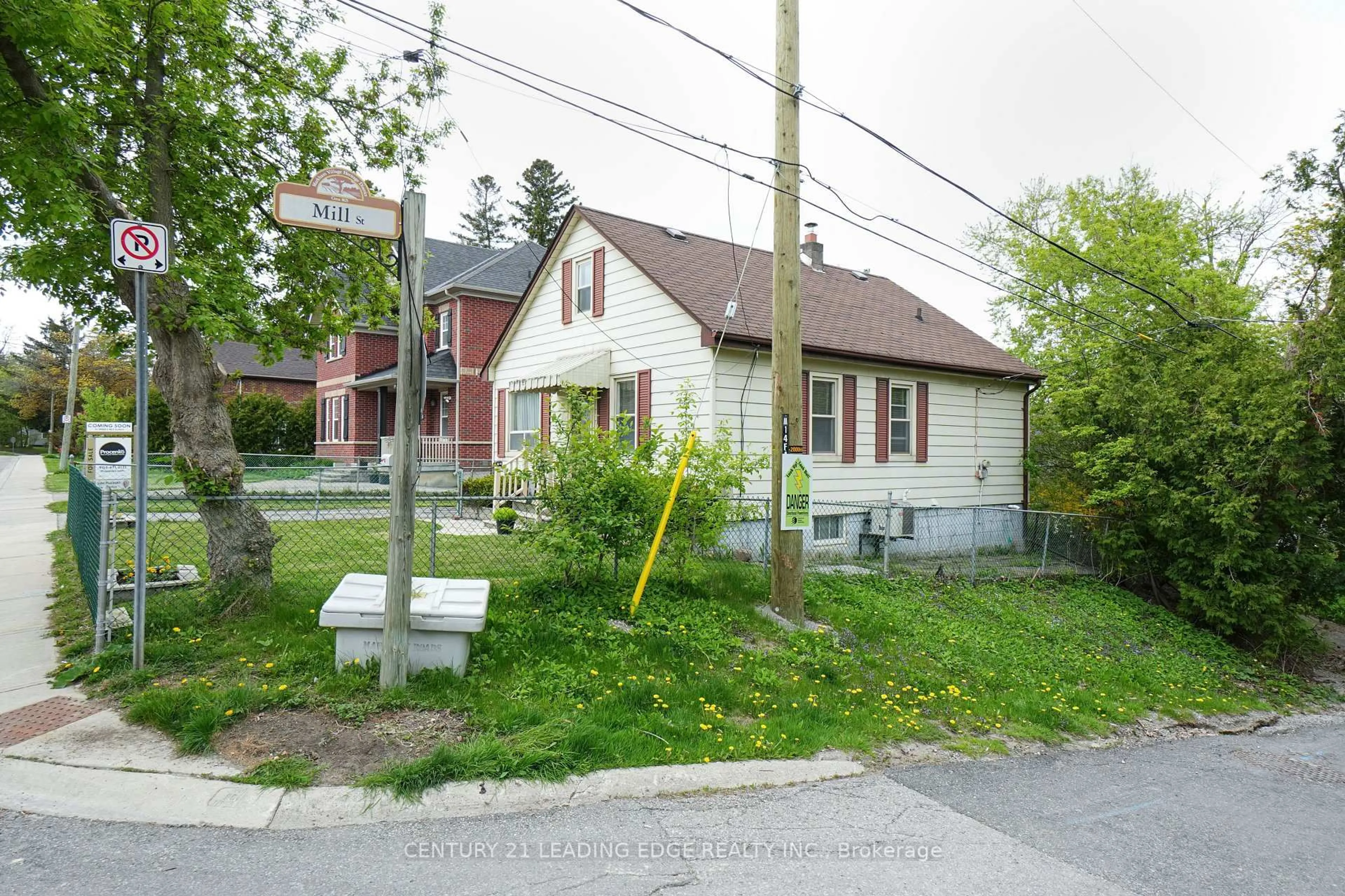 A pic from outside/outdoor area/front of a property/back of a property/a pic from drone, street for 12 Rouge St, Markham Ontario L3P 1K6