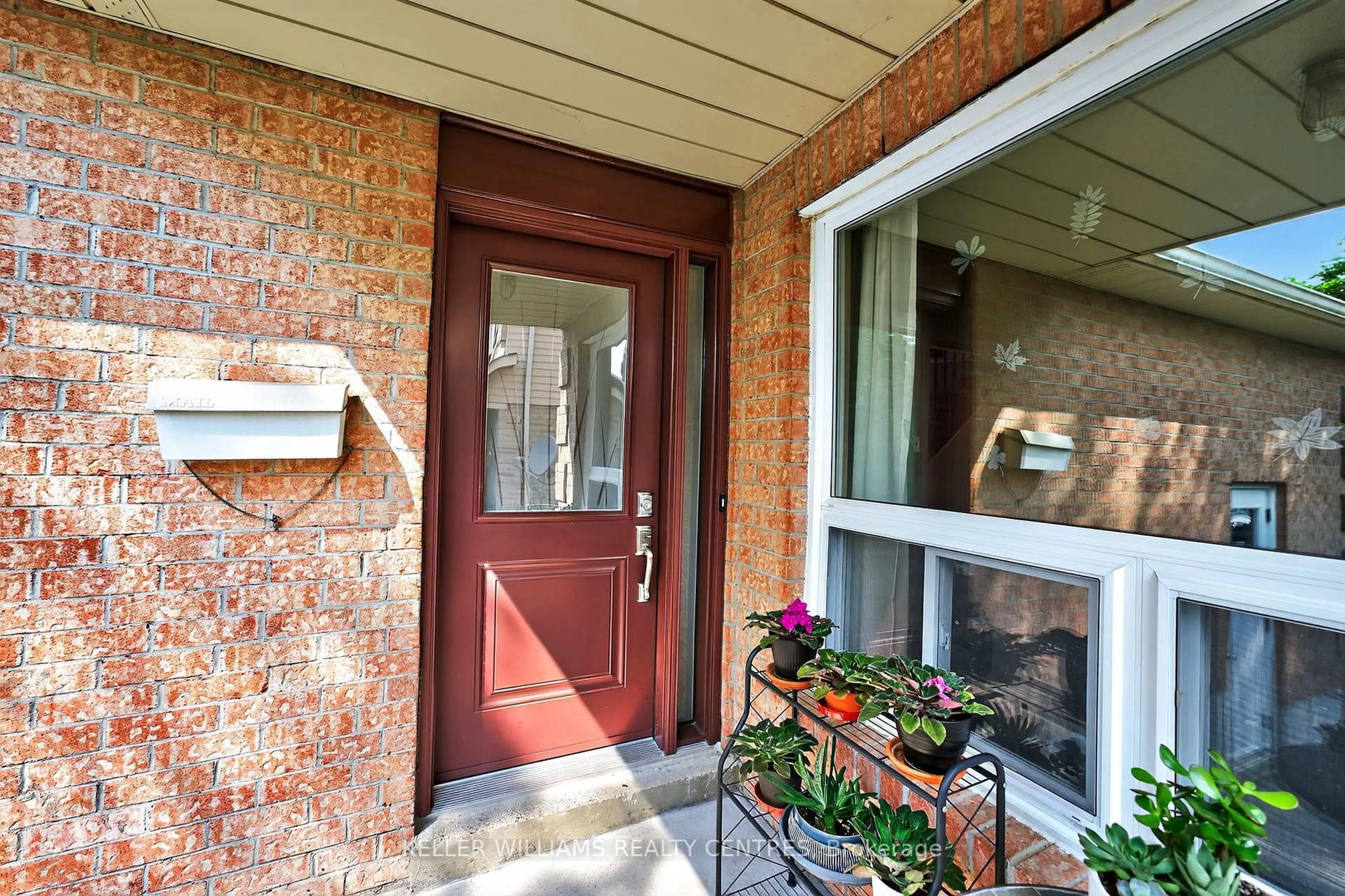 Indoor entryway for 193 Forsyth Rd, Newmarket Ontario L3Y 7Y2