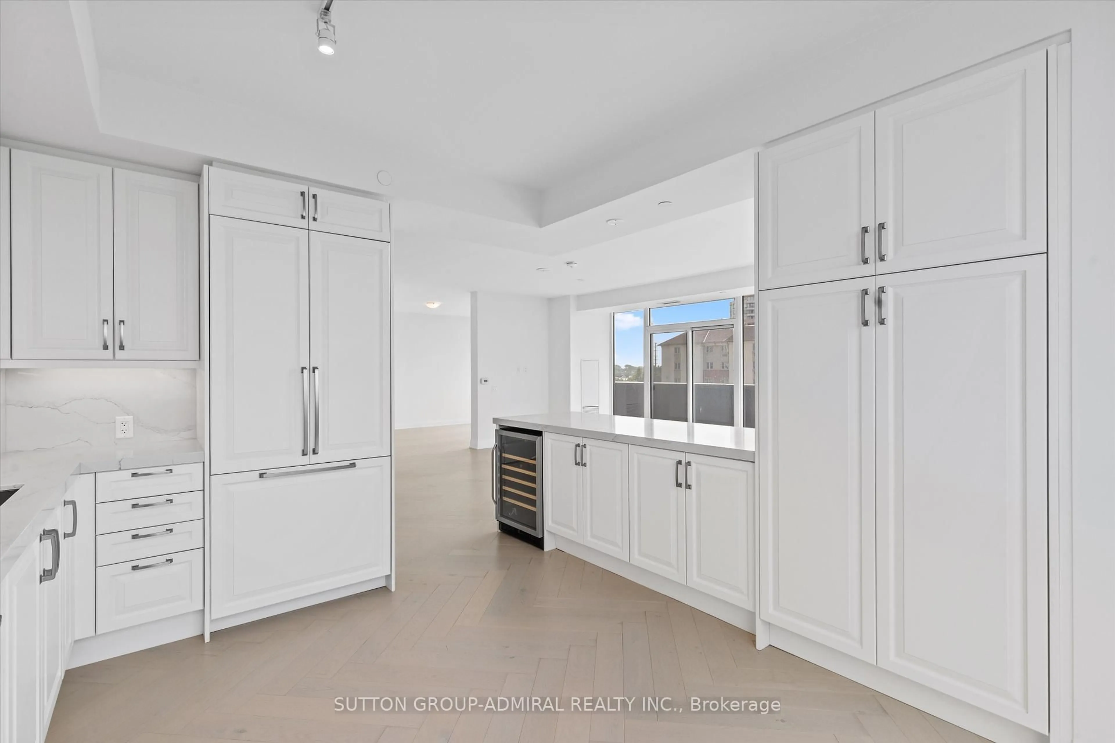 Open concept kitchen, ceramic/tile floor for 10 Gatineau Dr #305, Vaughan Ontario L4J 0L3