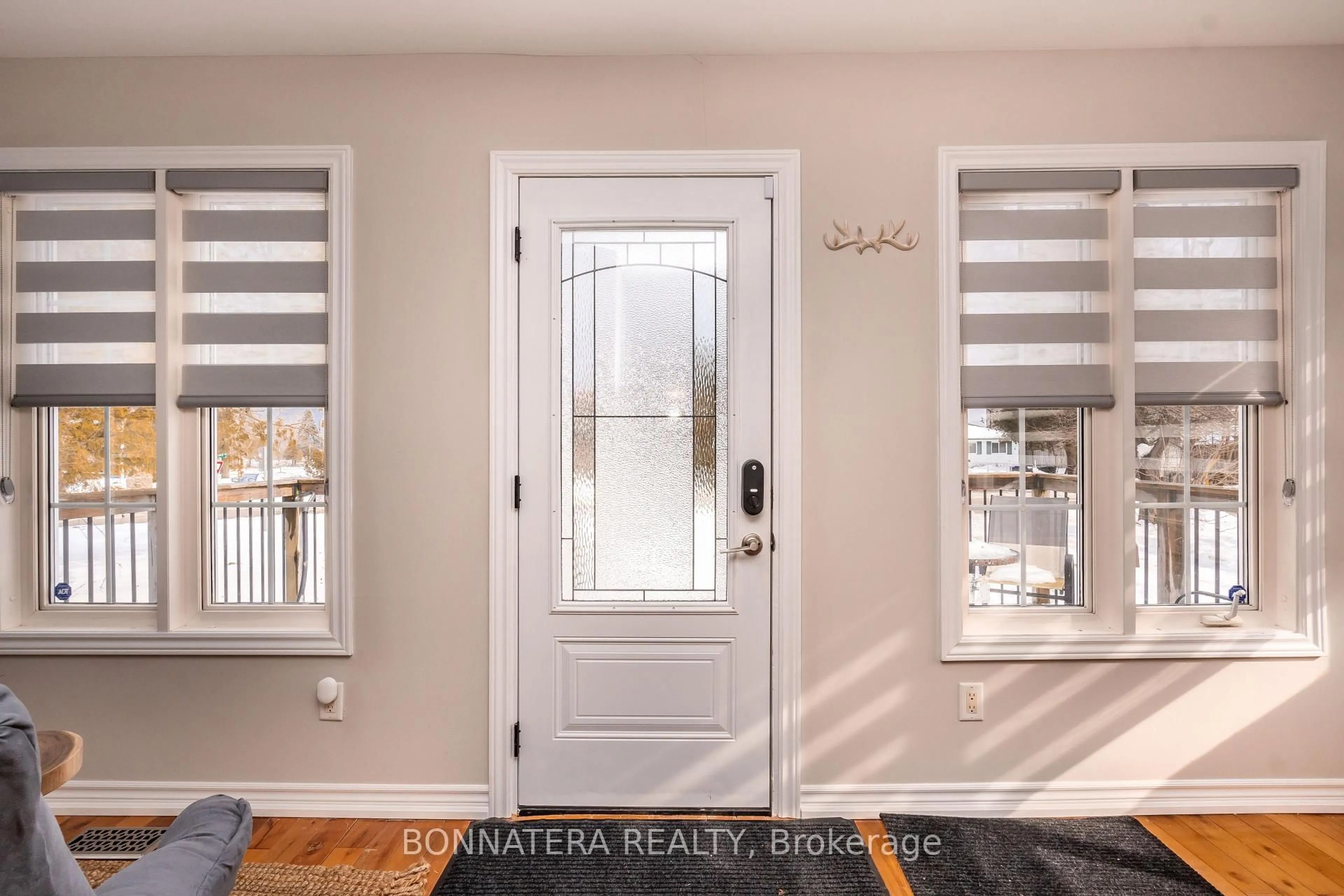 Indoor entryway for 687 INNISFIL BEACH Rd, Innisfil Ontario L9S 4E6