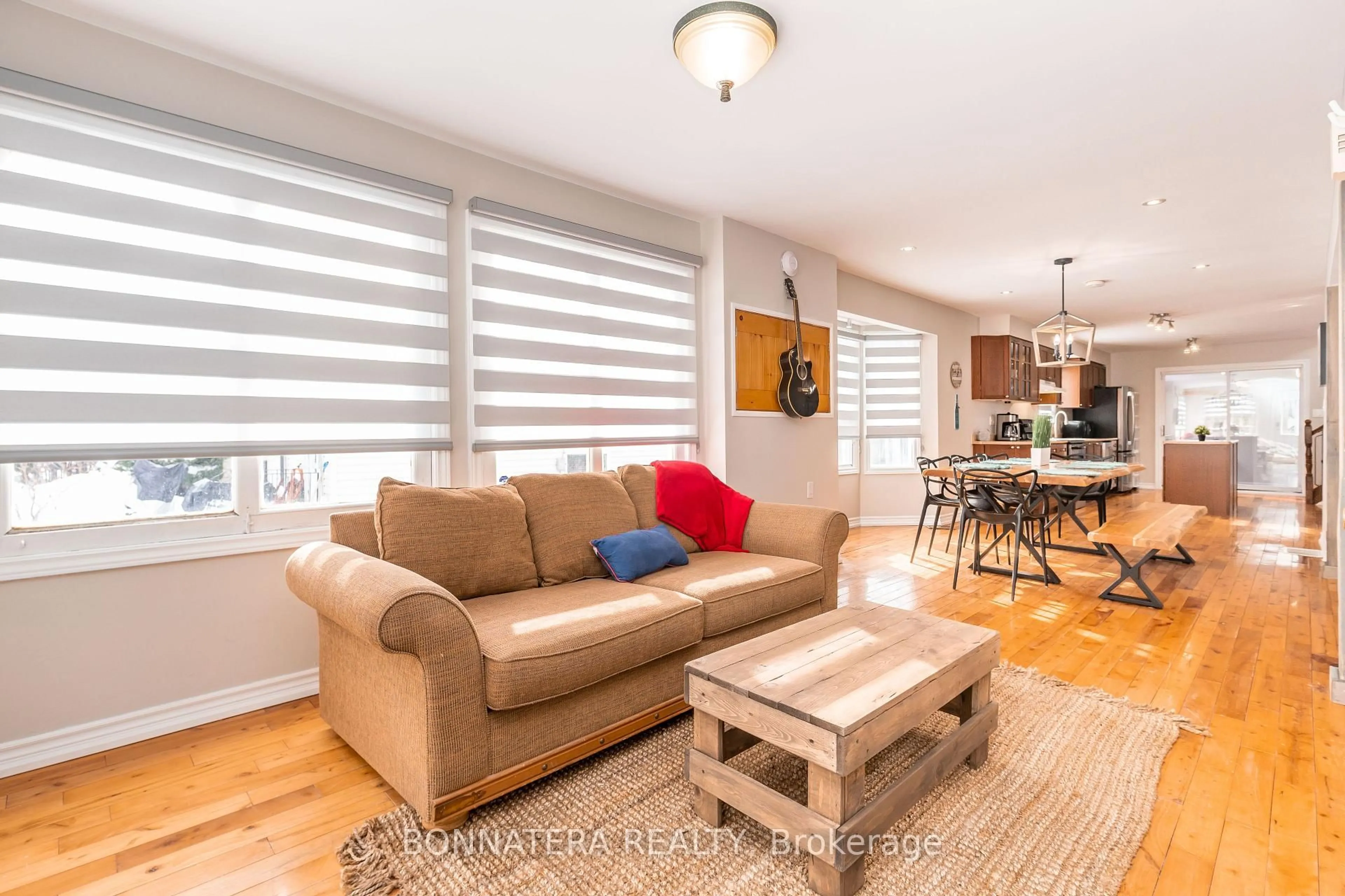 Living room with furniture, wood/laminate floor for 687 INNISFIL BEACH Rd, Innisfil Ontario L9S 4E6