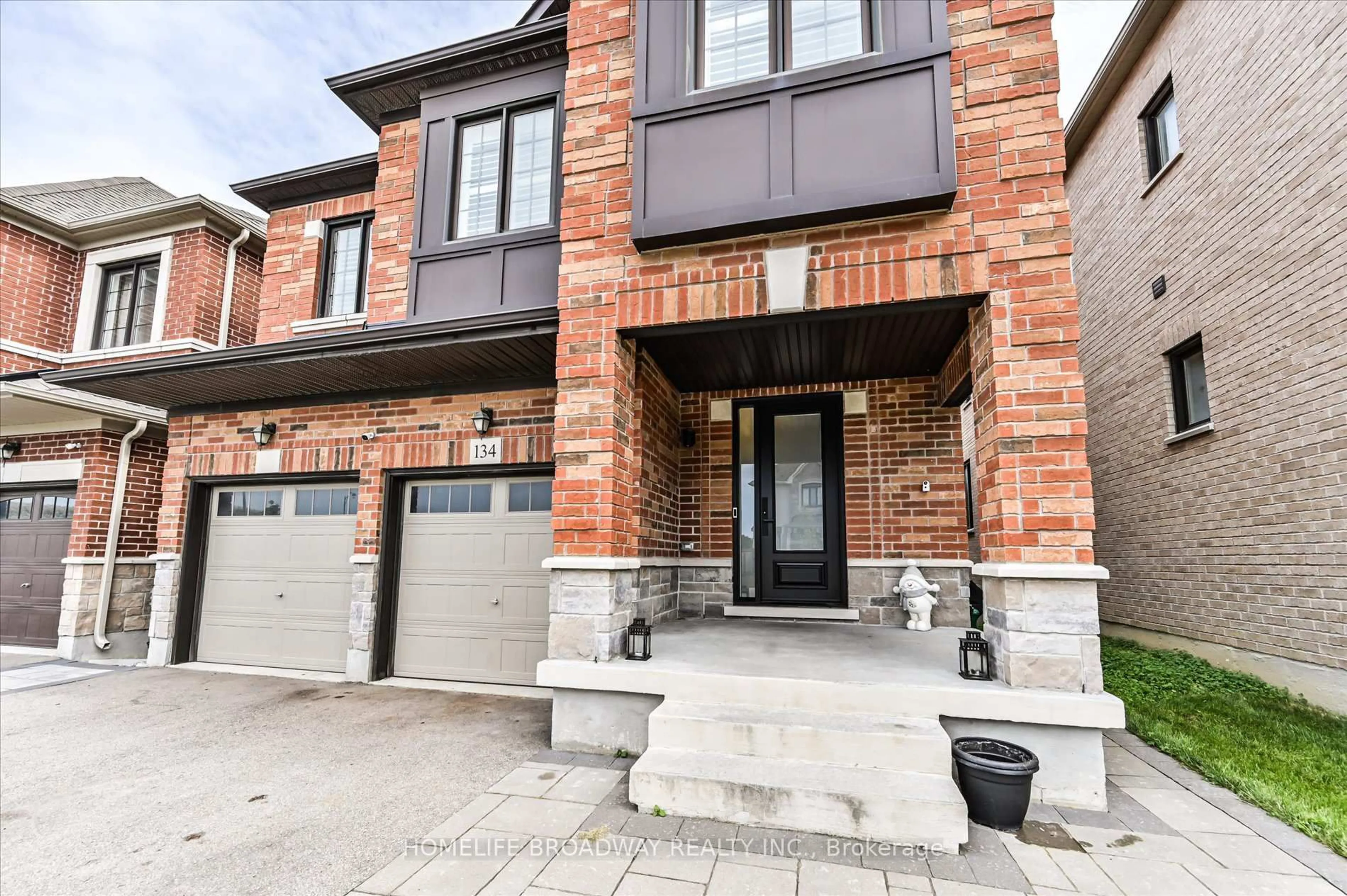 Home with brick exterior material, street for 134 Meadow Vista Cres, East Gwillimbury Ontario L9N 0T4