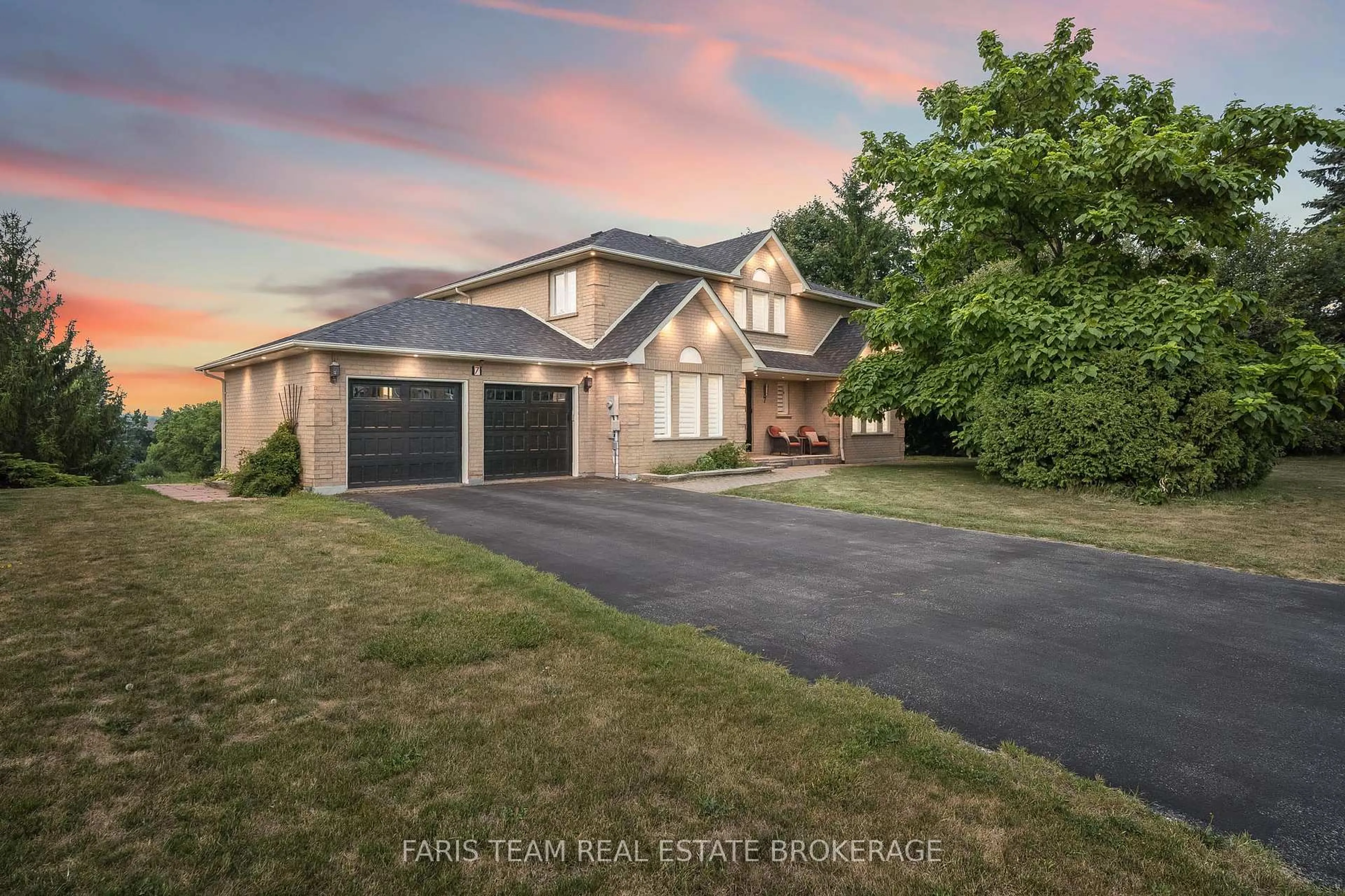 A pic from outside/outdoor area/front of a property/back of a property/a pic from drone, street for 7 Golfview Blvd, Bradford West Gwillimbury Ontario L3Z 2A6