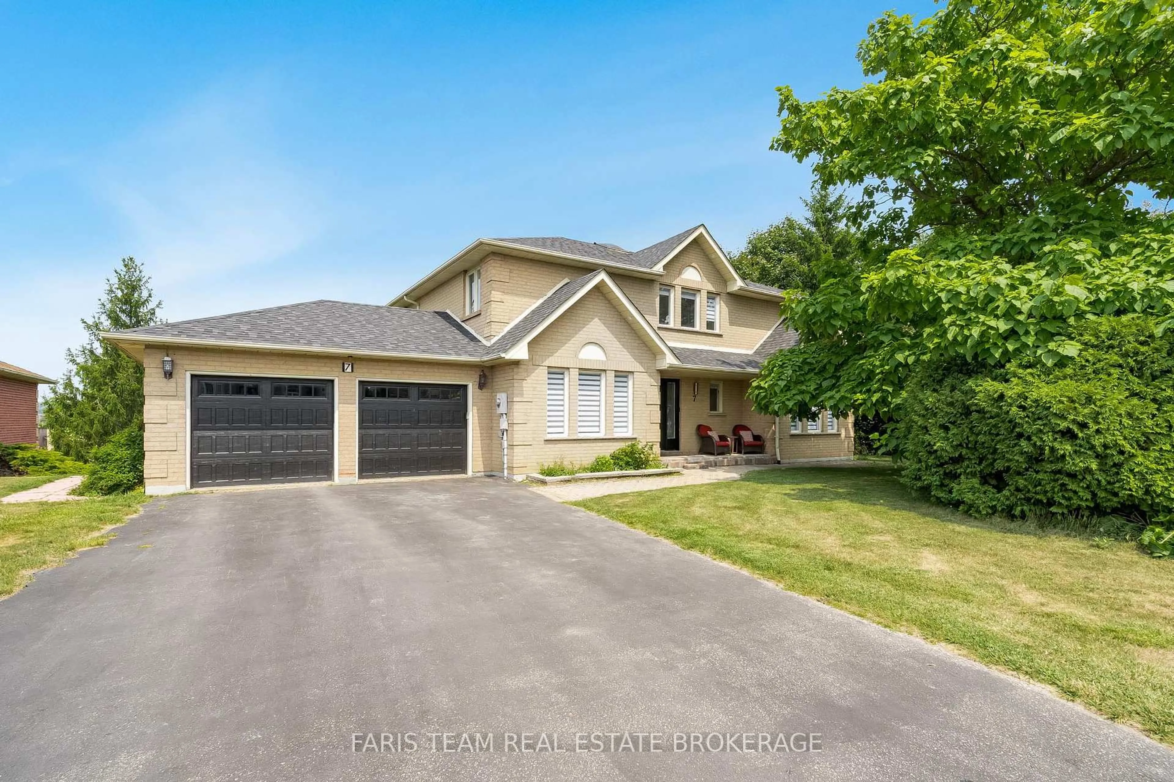 A pic from outside/outdoor area/front of a property/back of a property/a pic from drone, street for 7 Golfview Blvd, Bradford West Gwillimbury Ontario L3Z 2A6