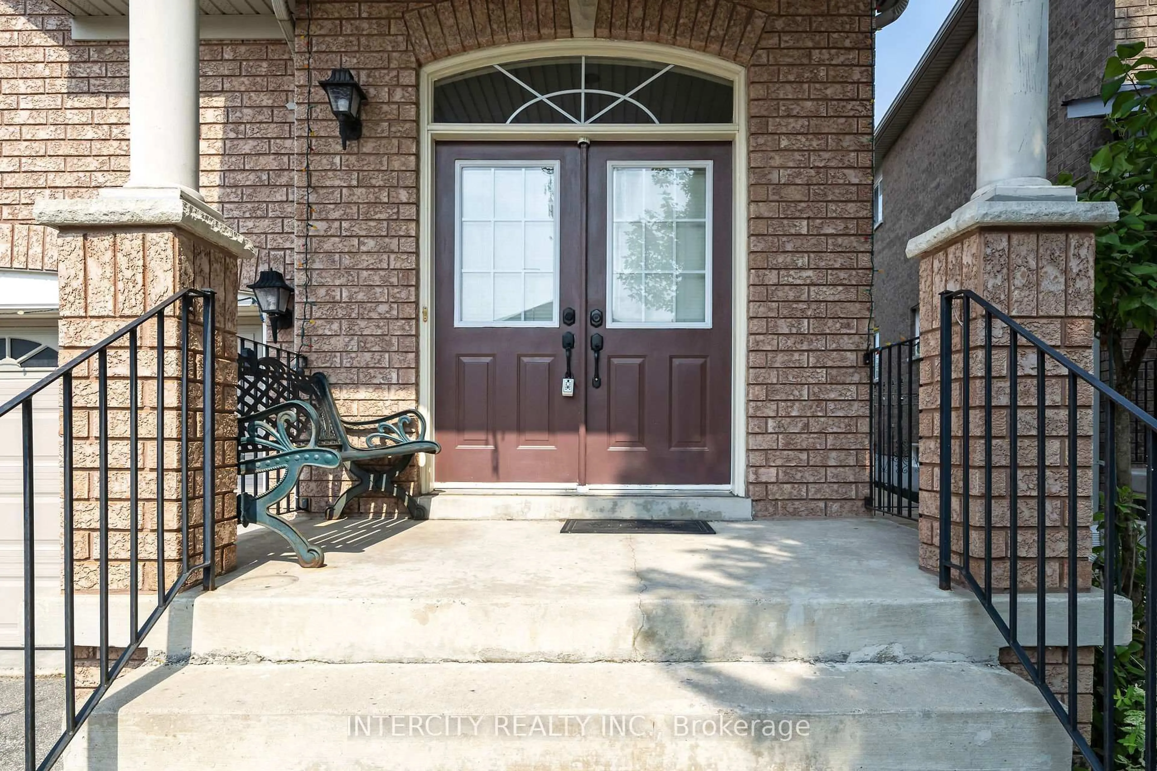 Indoor entryway for 100 Lio Ave, Vaughan Ontario L4H 1R9