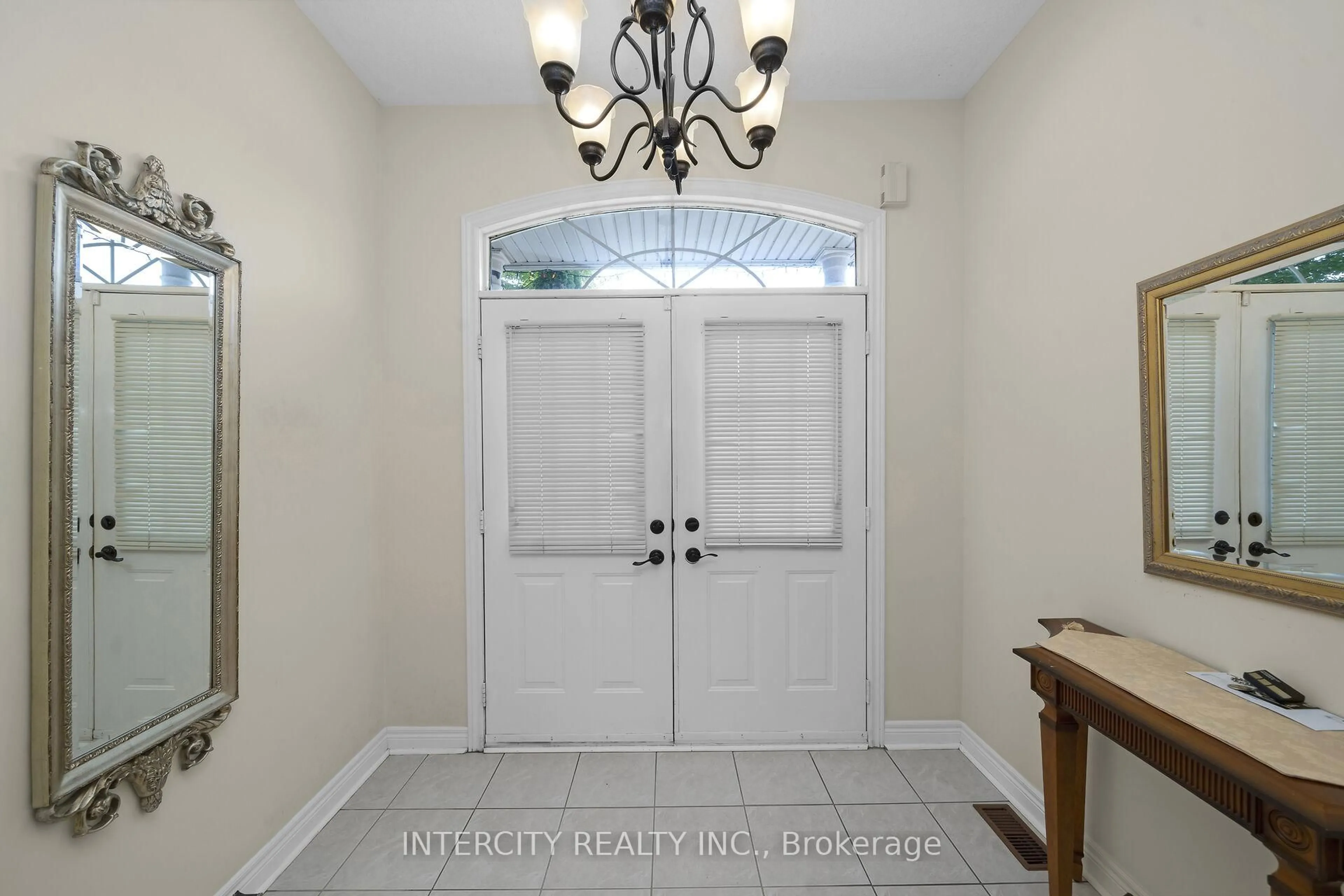 Indoor entryway for 100 Lio Ave, Vaughan Ontario L4H 1R9