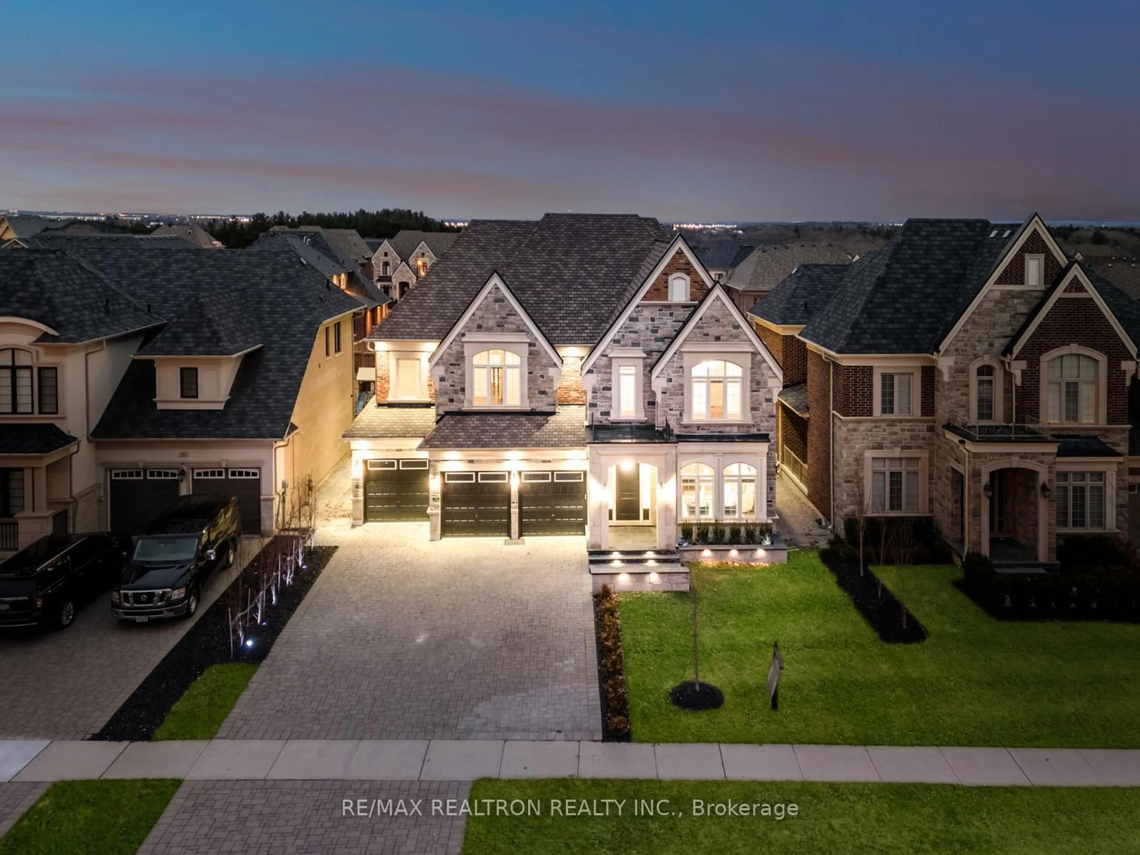 A pic from outside/outdoor area/front of a property/back of a property/a pic from drone, street for 62 Endless Circ, Vaughan Ontario L4H 4N6