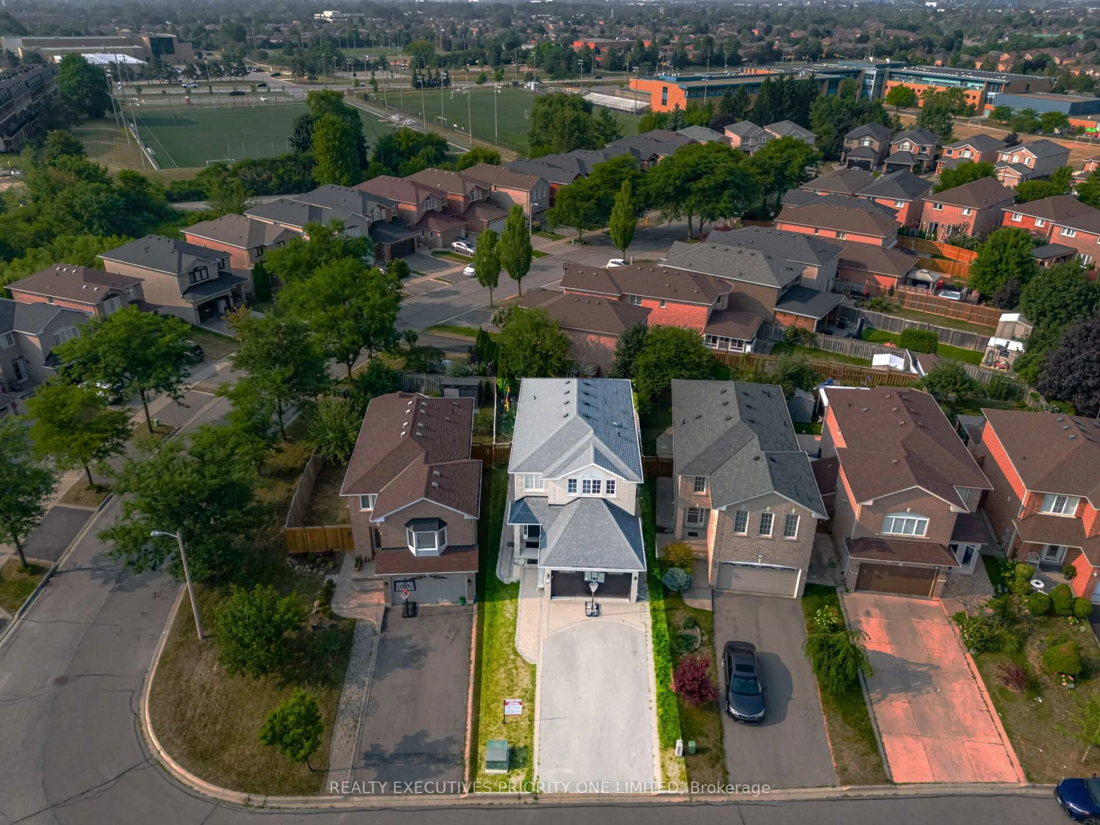 A pic from outside/outdoor area/front of a property/back of a property/a pic from drone, street for 105 Solway Ave, Vaughan Ontario L6A 2X1