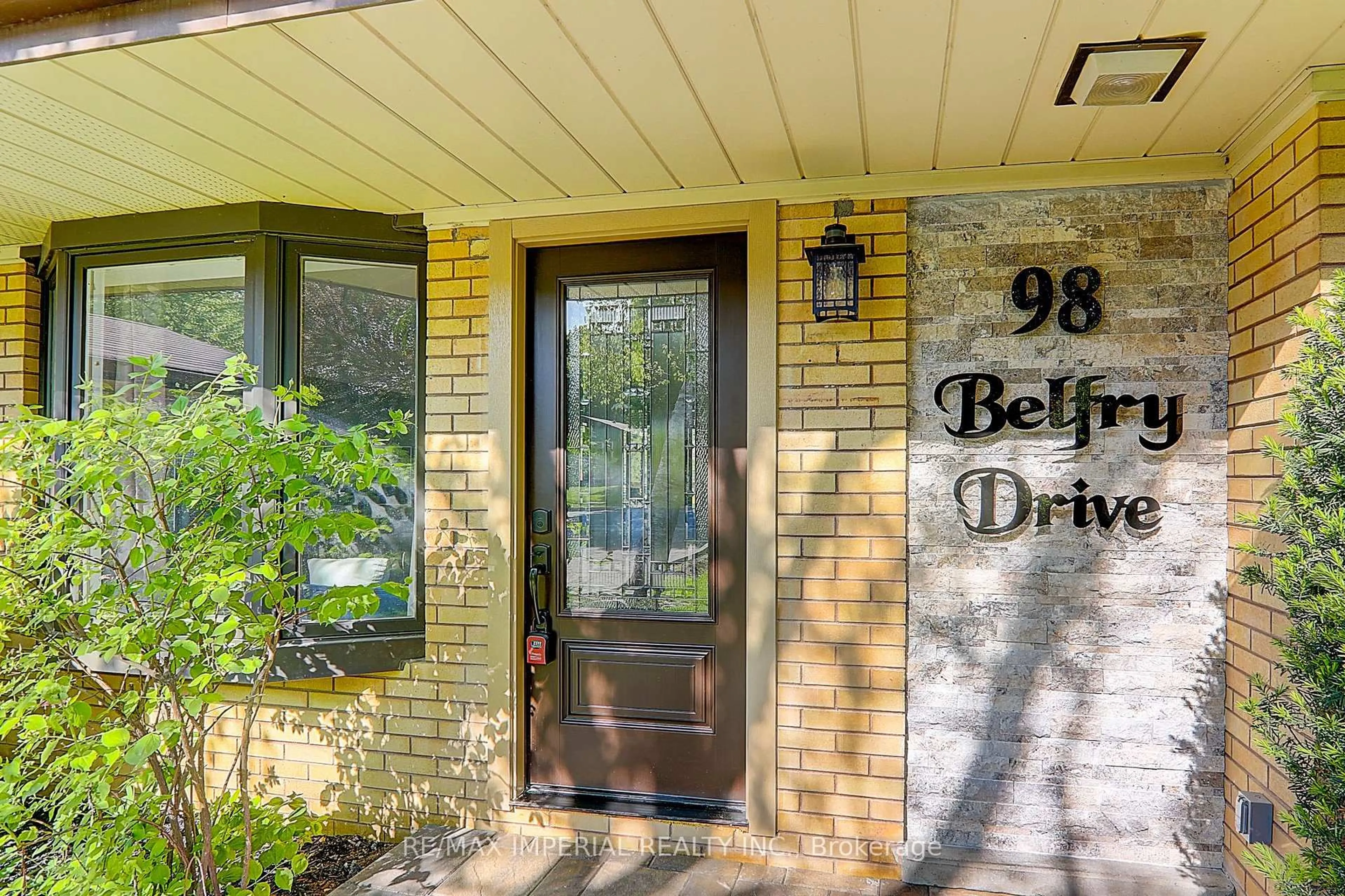Indoor entryway for 98 Belfry Dr, Newmarket Ontario L3Y 3G1