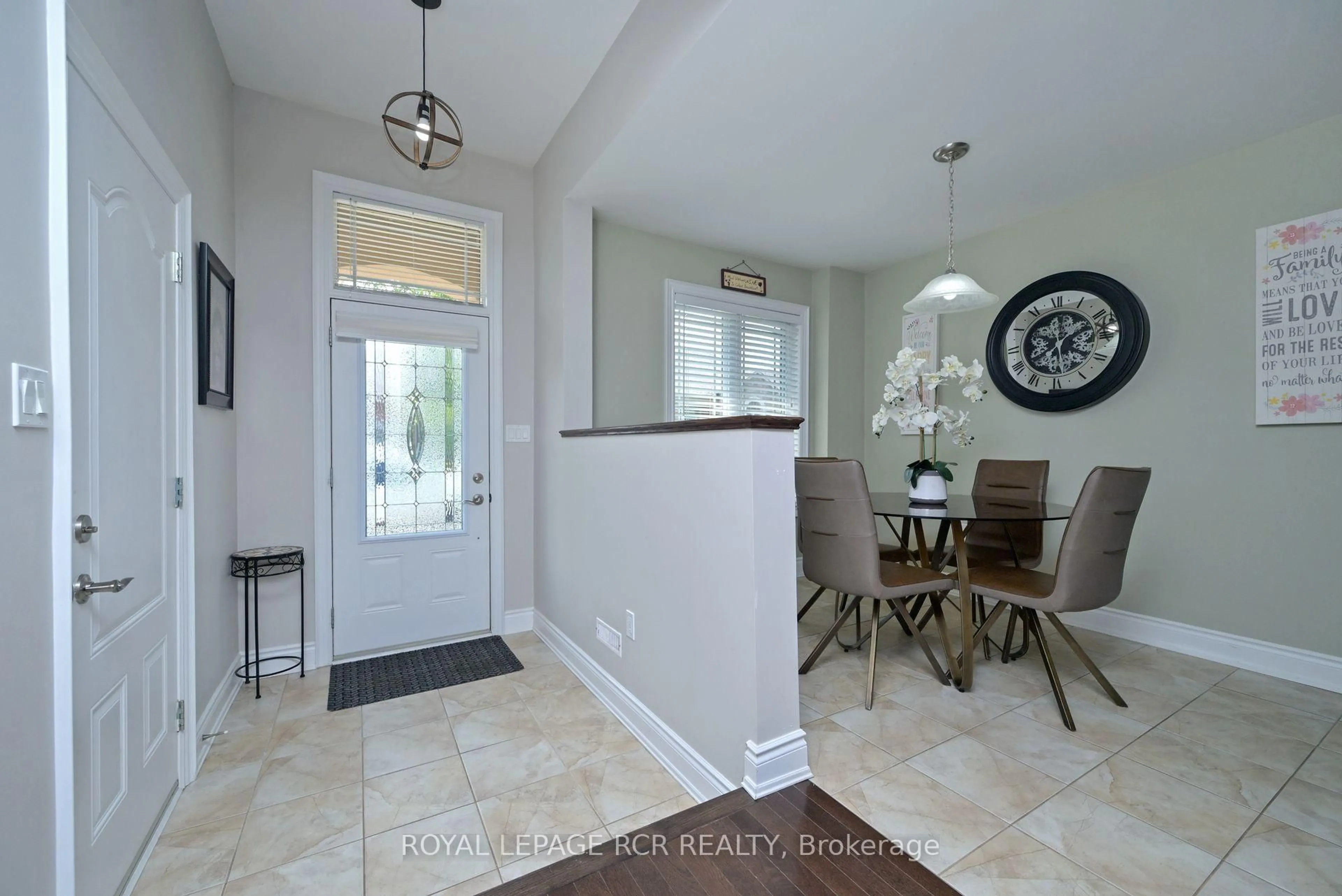 Indoor entryway for 21 Upper Highland, New Tecumseth Ontario L9R 0K5