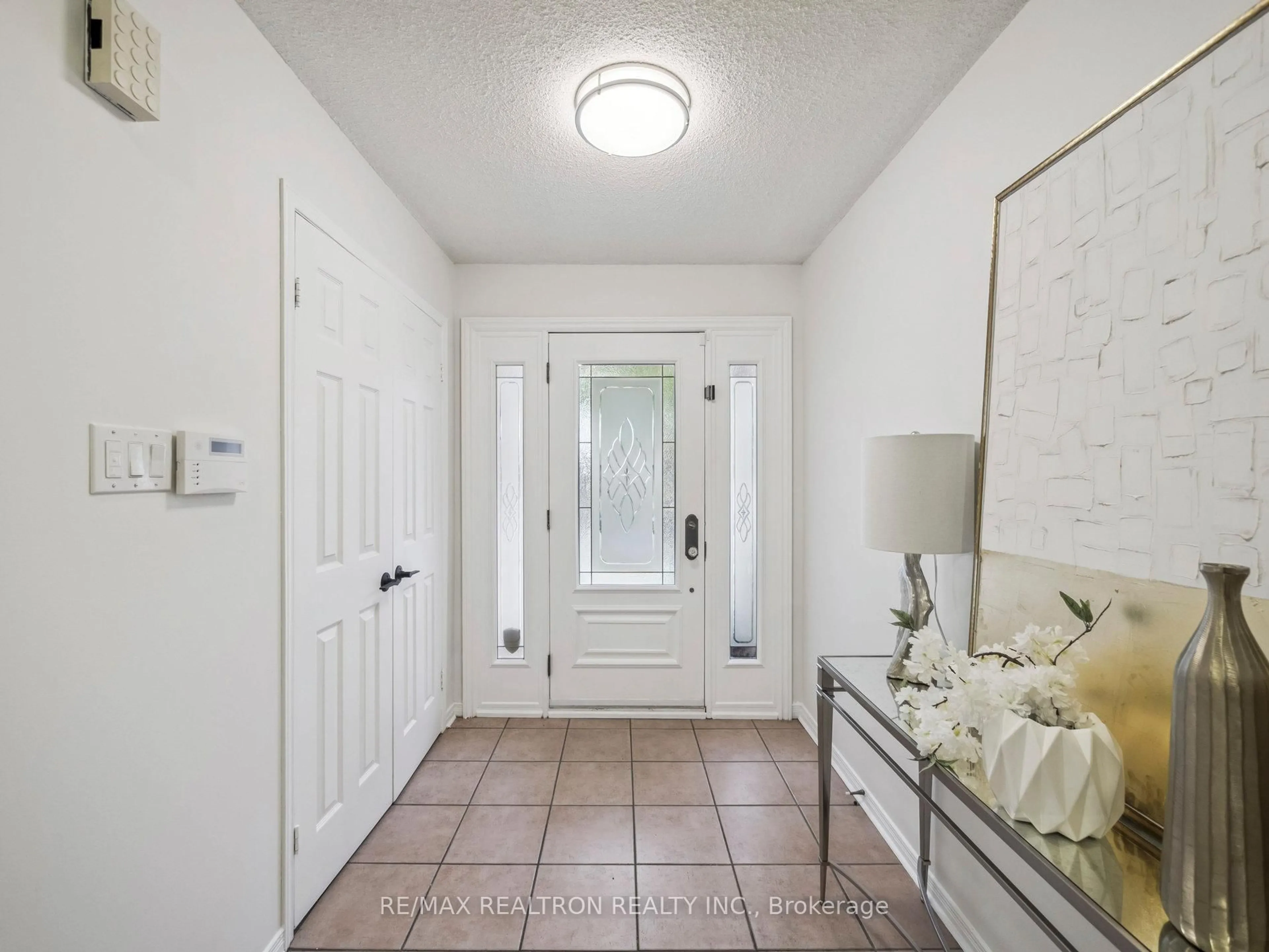 Indoor entryway for 213 Campbell Ave, Vaughan Ontario L4J 5B1