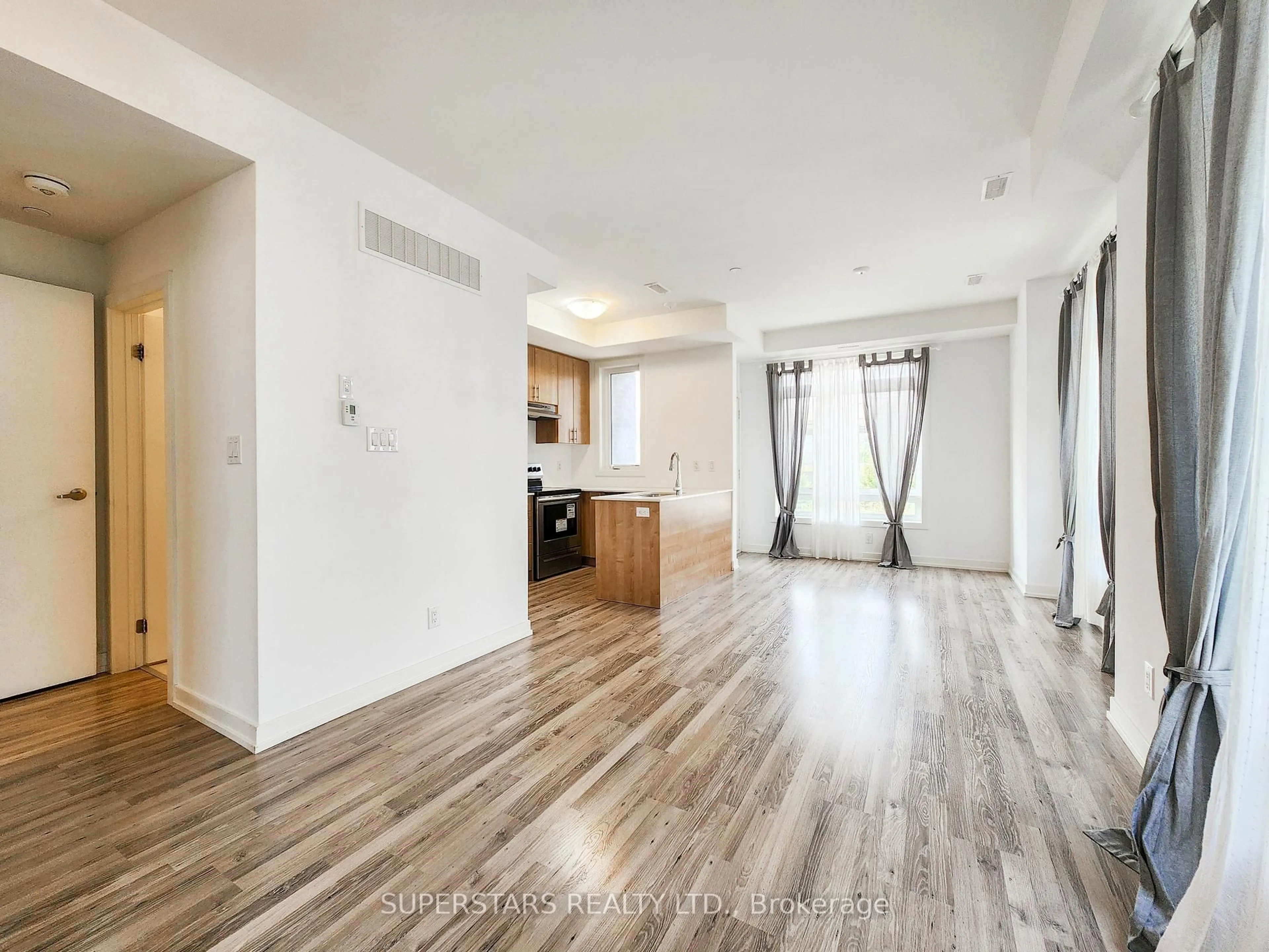 A pic of a room for 370 A Red Maple Rd #37, Richmond Hill Ontario L4C 5T4