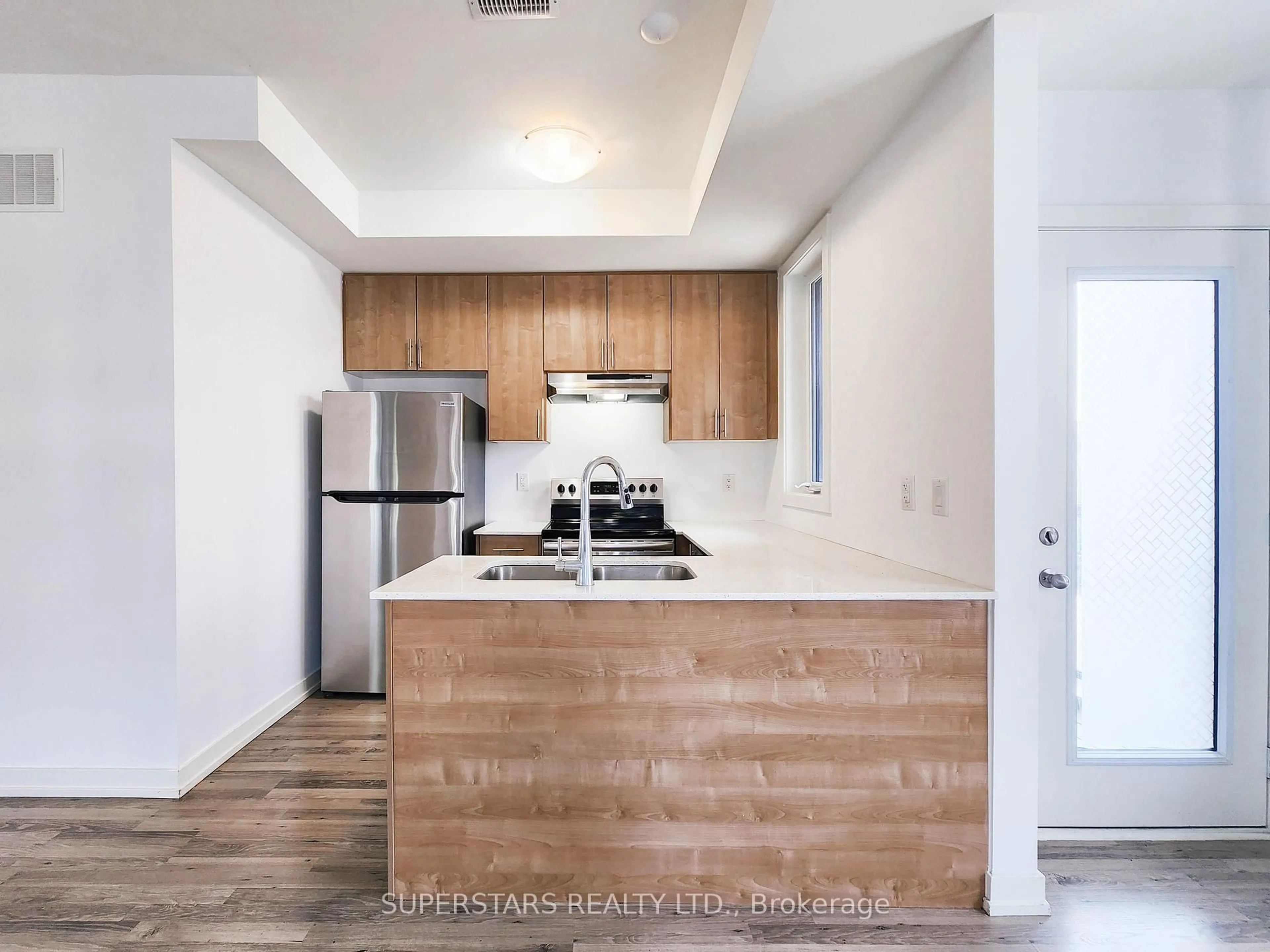Standard kitchen, wood/laminate floor for 370 A Red Maple Rd #37, Richmond Hill Ontario L4C 5T4