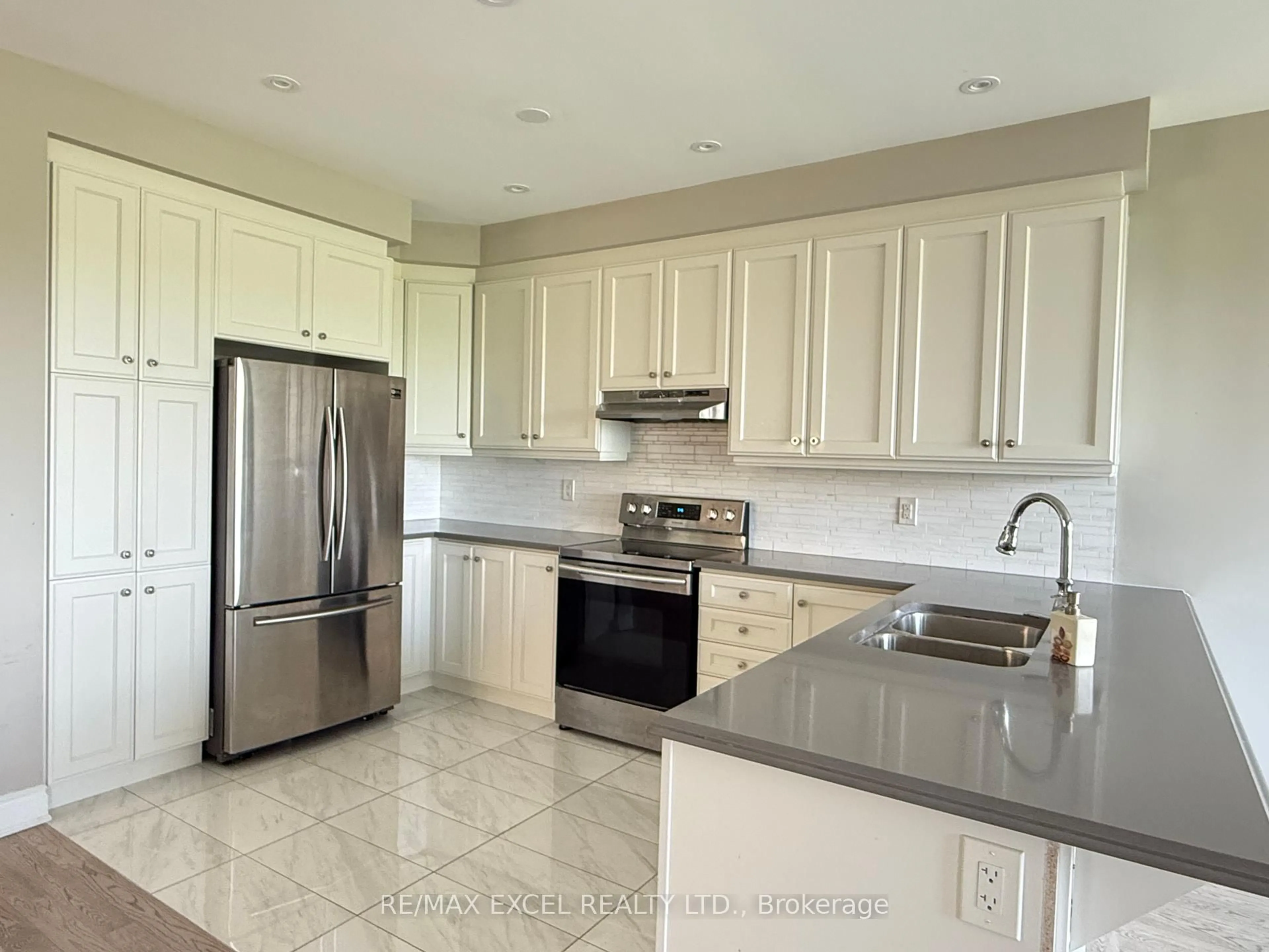 Open concept kitchen, ceramic/tile floor for 94 Hartney Dr, Richmond Hill Ontario L4S 0K6