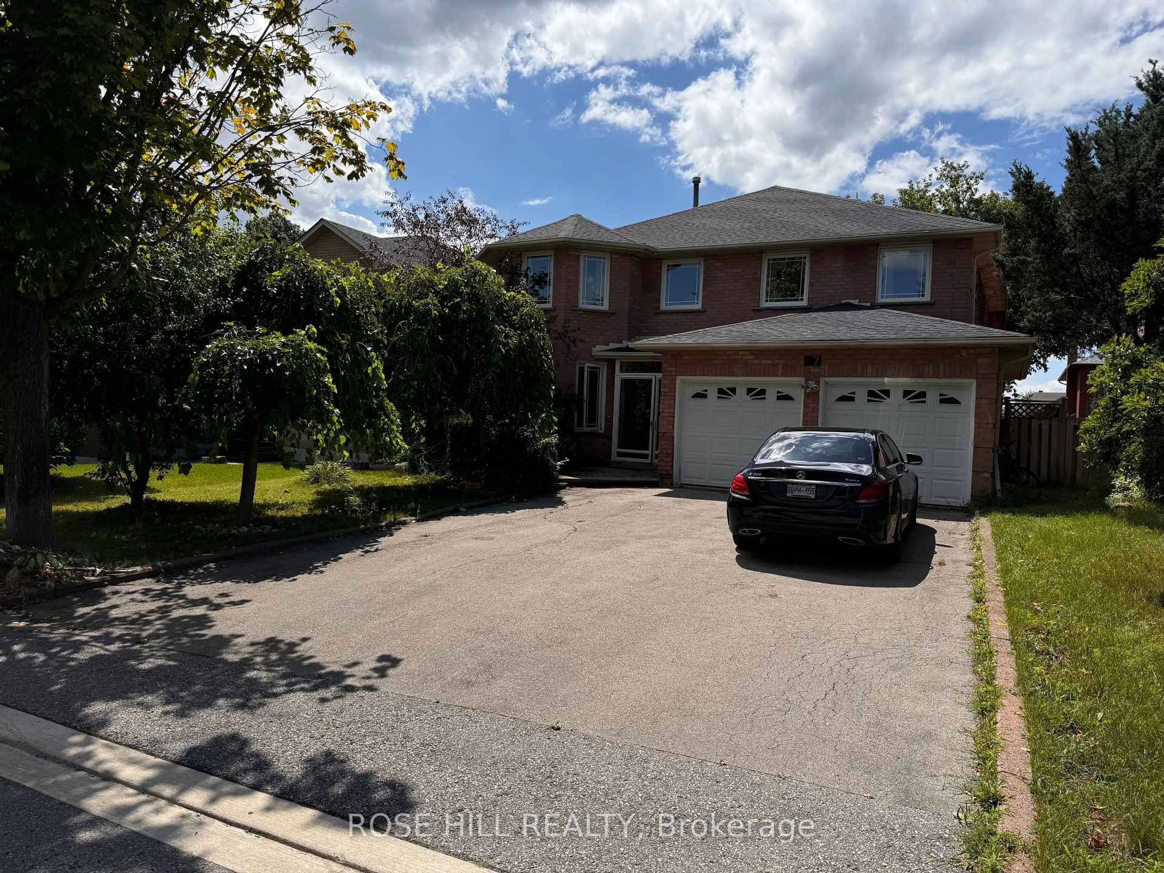 A pic from outside/outdoor area/front of a property/back of a property/a pic from drone, street for 97 stave Cres, Richmond Hill Ontario L4C 2J9