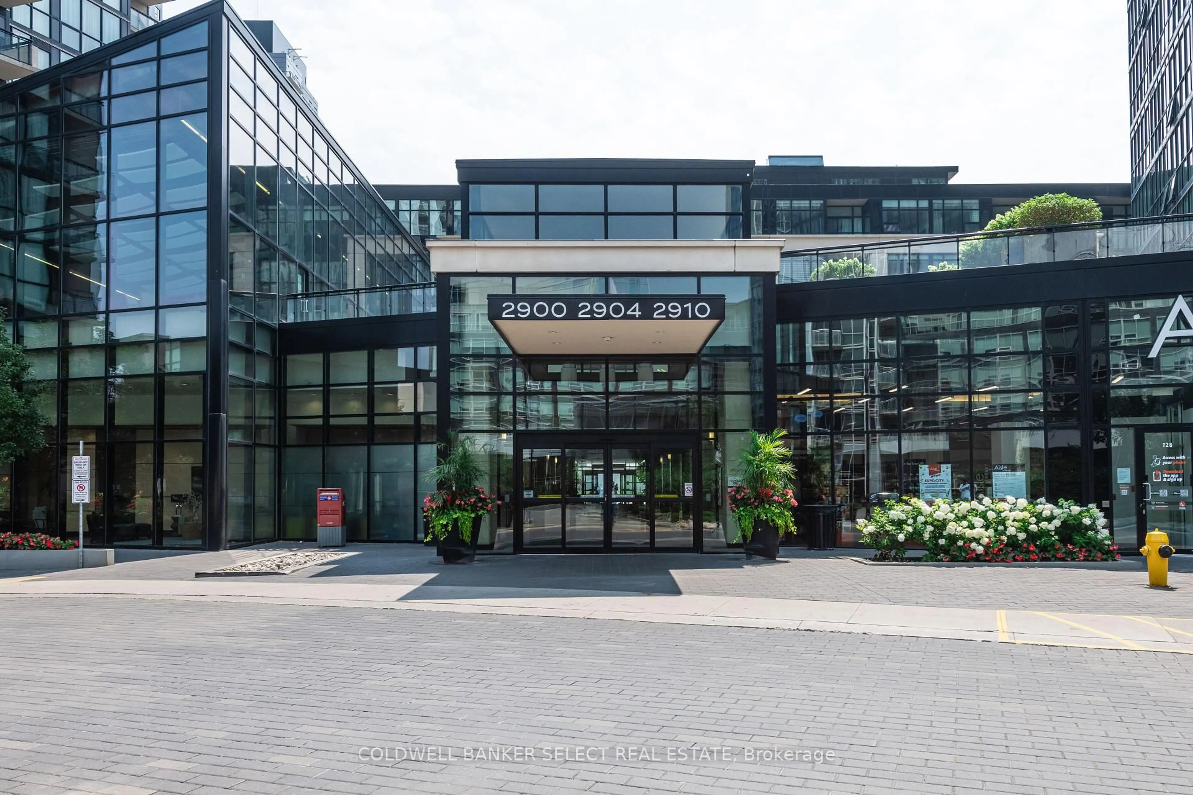 Indoor foyer for 2910 Highway 7 Rd #2606, Vaughan Ontario L4K 0H8