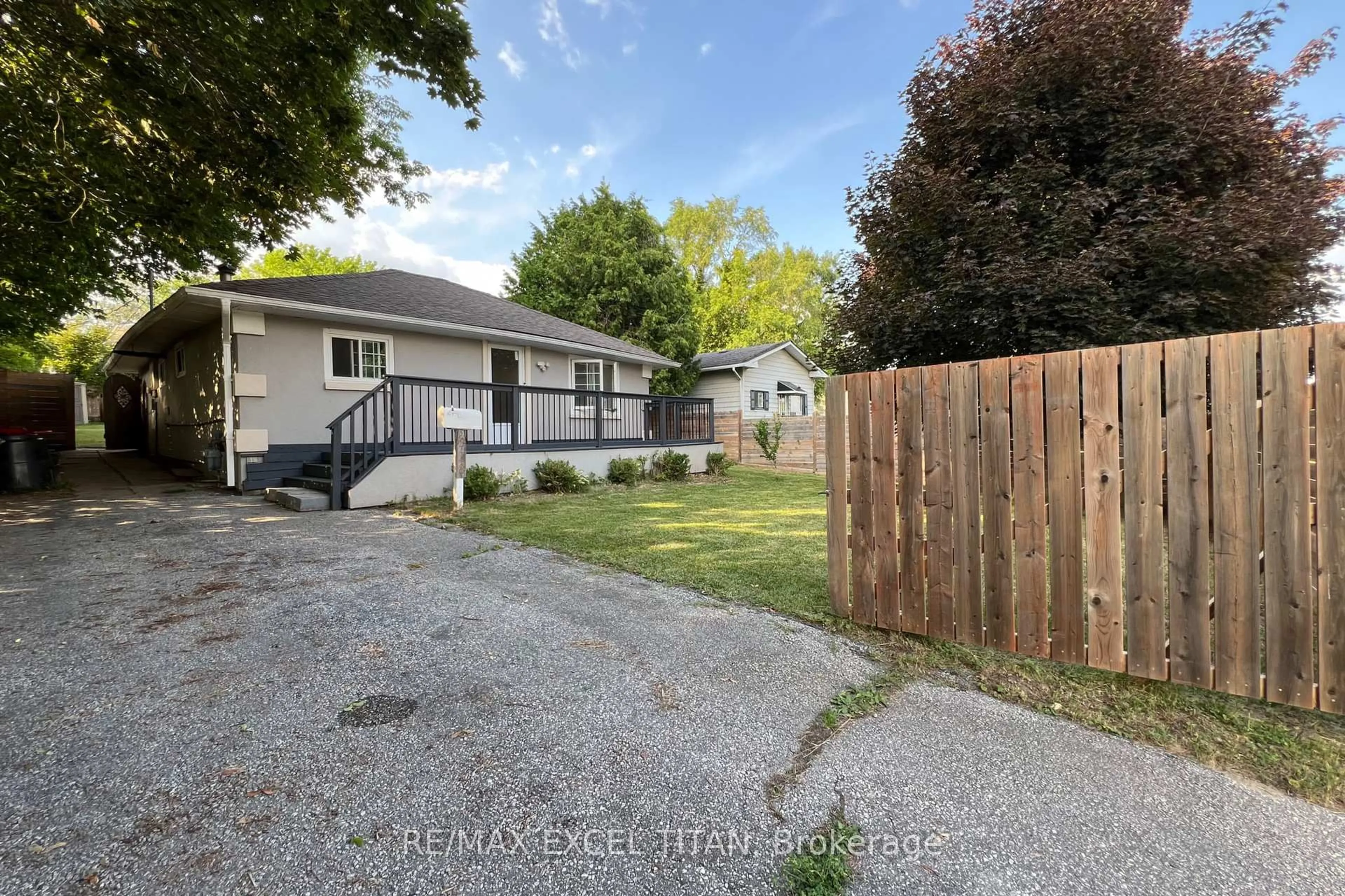 A pic from outside/outdoor area/front of a property/back of a property/a pic from drone, street for 278 Pasadena Dr, Georgina Ontario L4P 2Y9