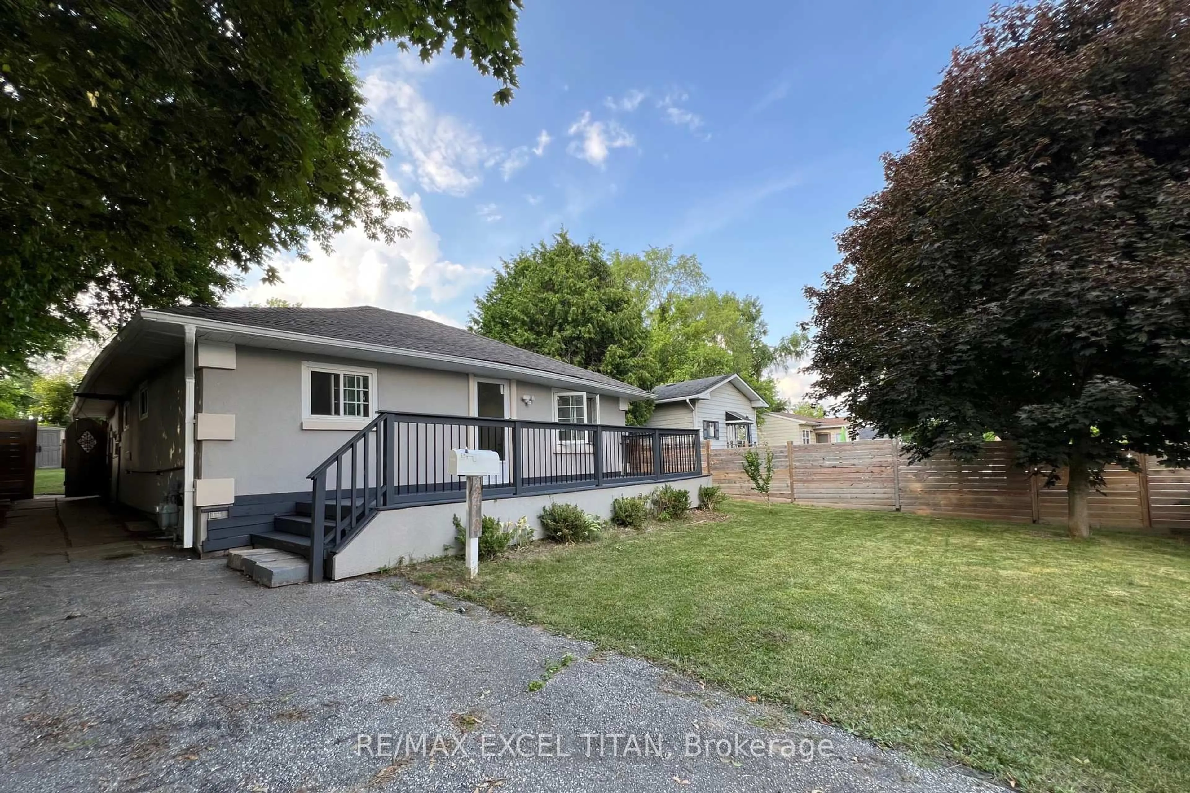 A pic from outside/outdoor area/front of a property/back of a property/a pic from drone, street for 278 Pasadena Dr, Georgina Ontario L4P 2Y9
