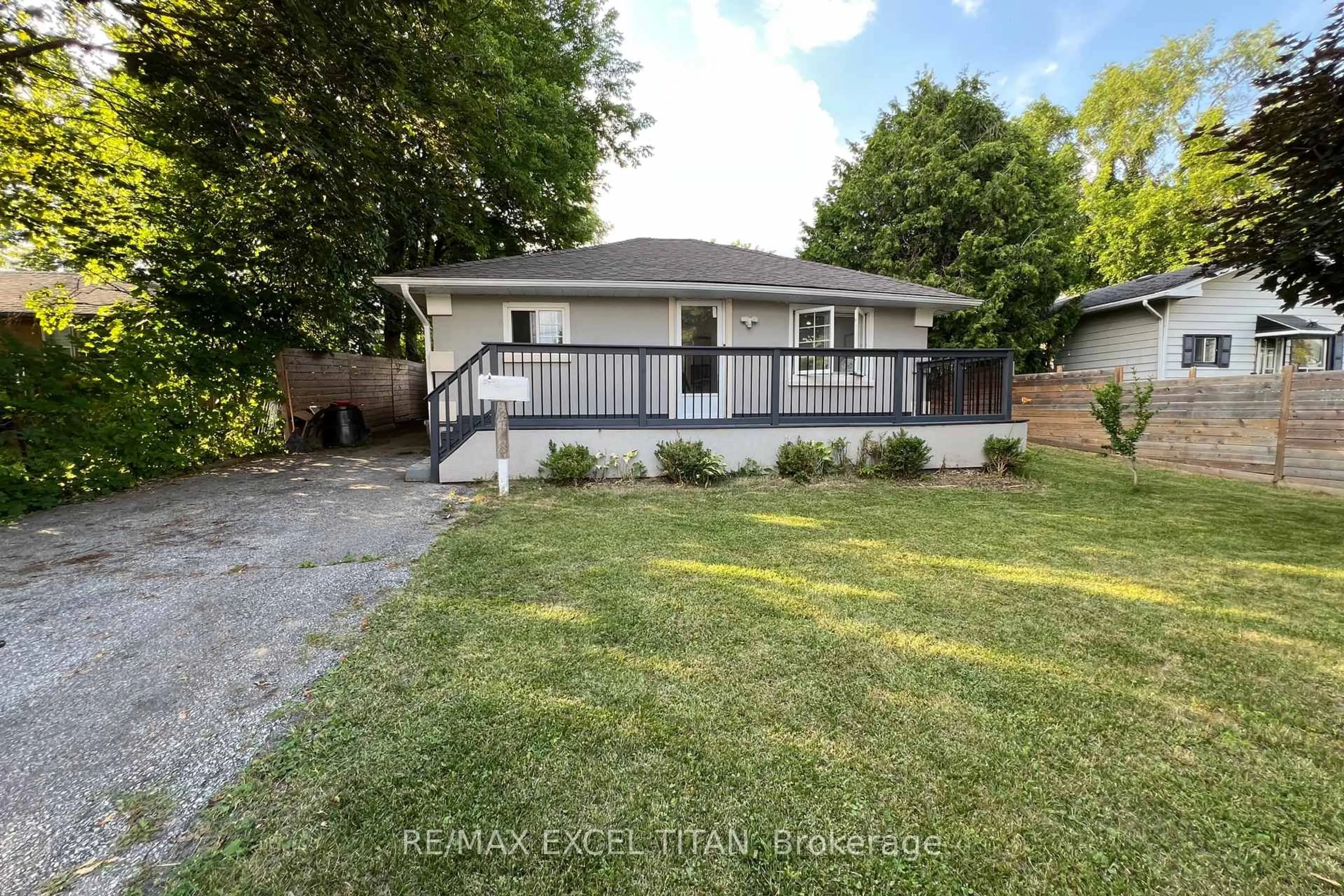 A pic from outside/outdoor area/front of a property/back of a property/a pic from drone, street for 278 Pasadena Dr, Georgina Ontario L4P 2Y9