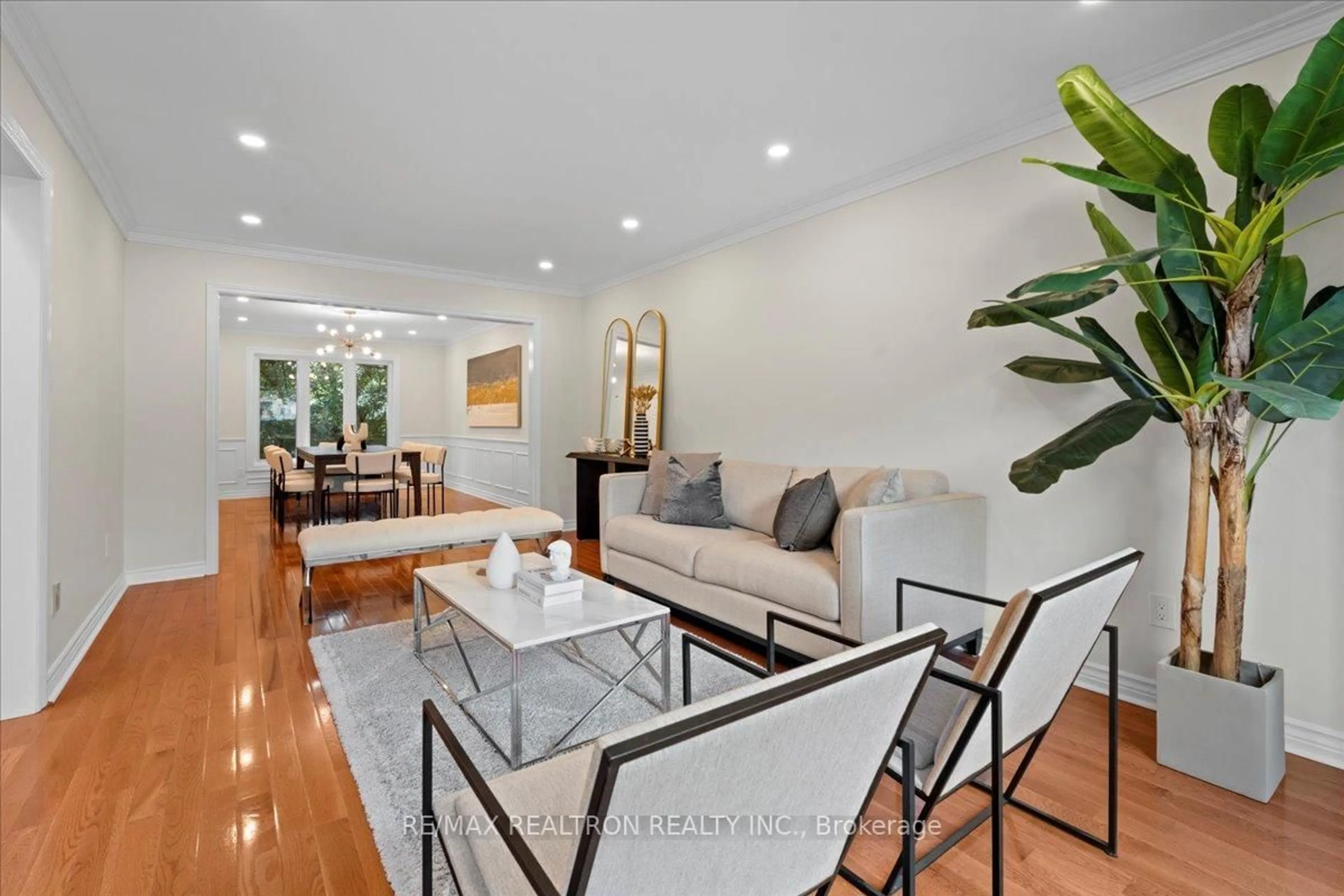 Living room with furniture, unknown for 47 Somerset Cres, Richmond Hill Ontario L4C 8N5