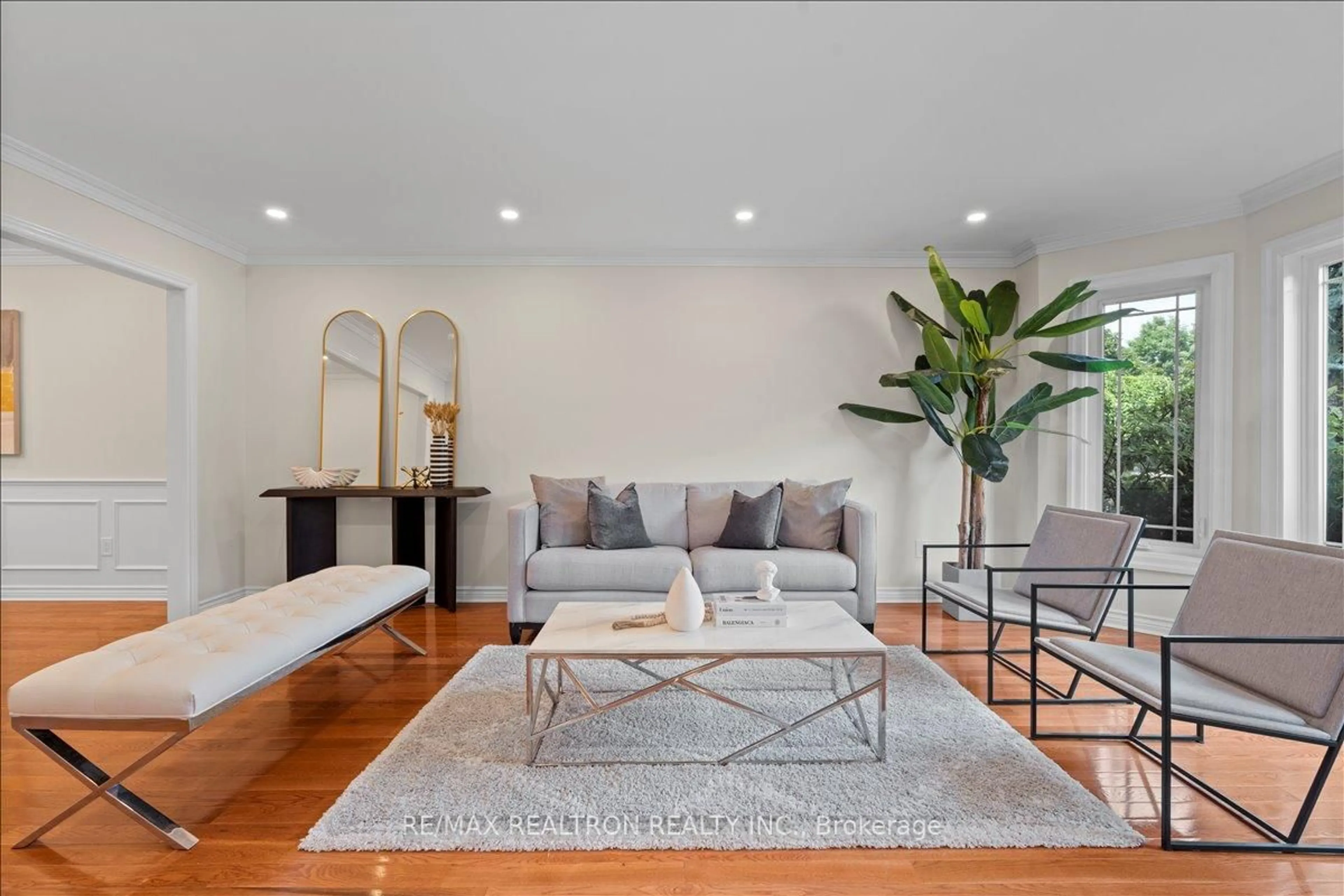 Living room with furniture, unknown for 47 Somerset Cres, Richmond Hill Ontario L4C 8N5