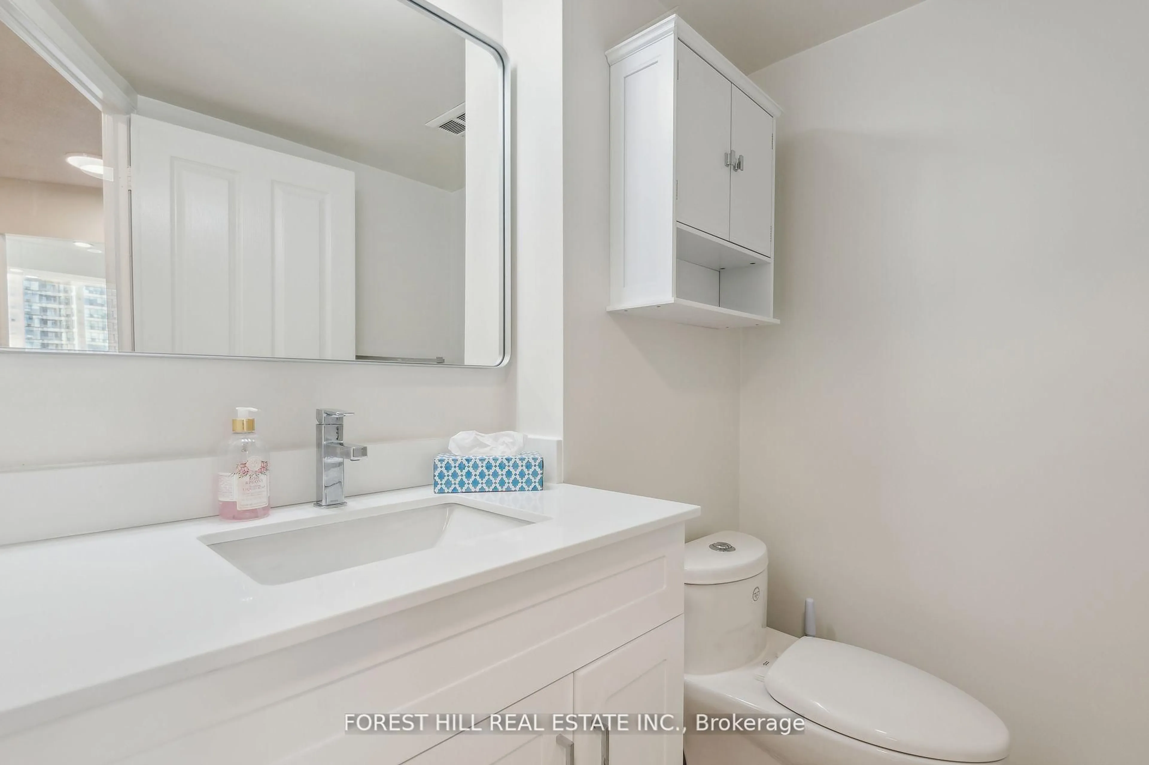 Standard bathroom, ceramic/tile floor for 7250 Yonge St #401, Vaughan Ontario L4J 7X1