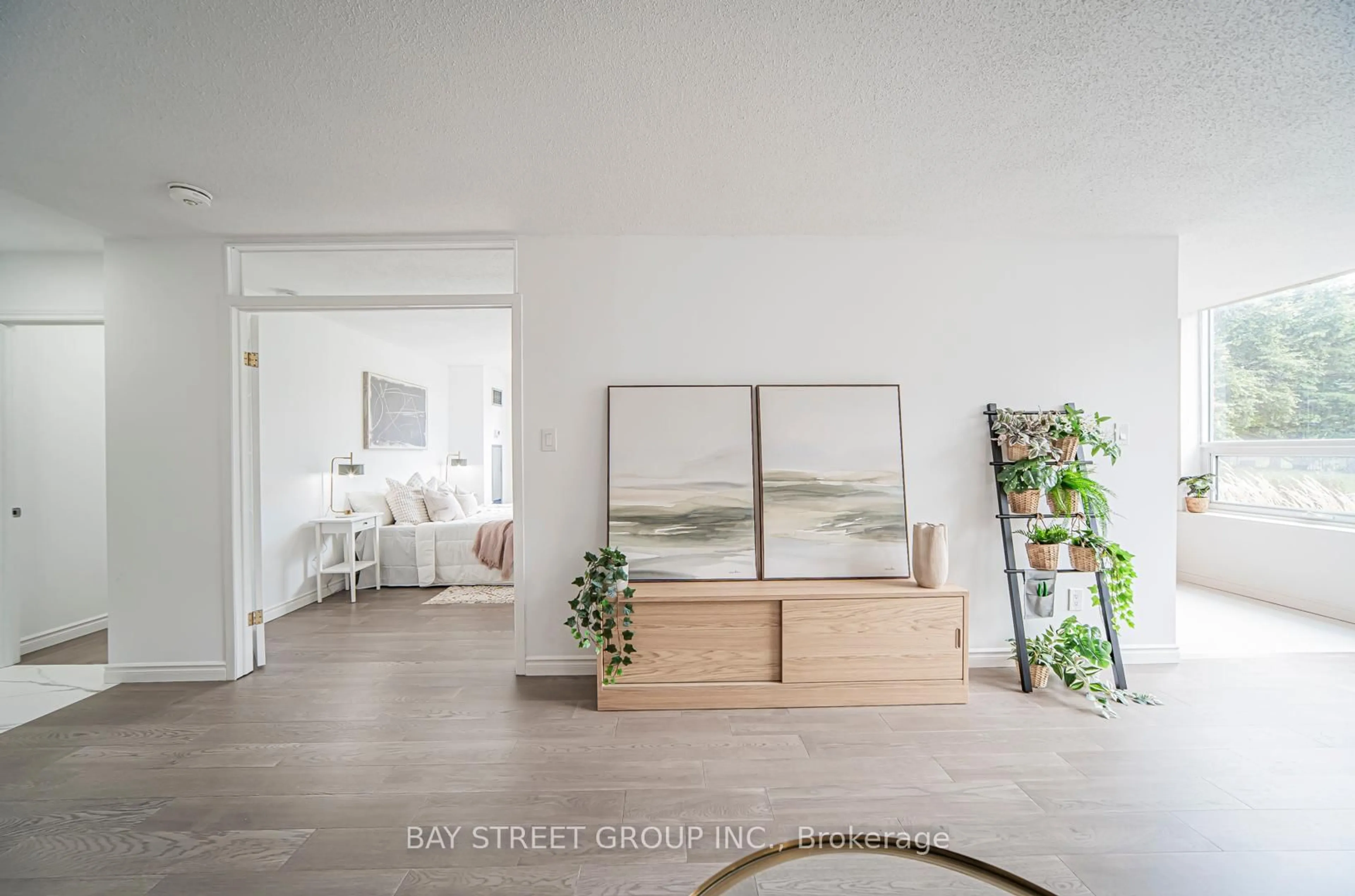 Indoor entryway for 326 Major Mackenzie Dr #102, Richmond Hill Ontario L4C 8T4