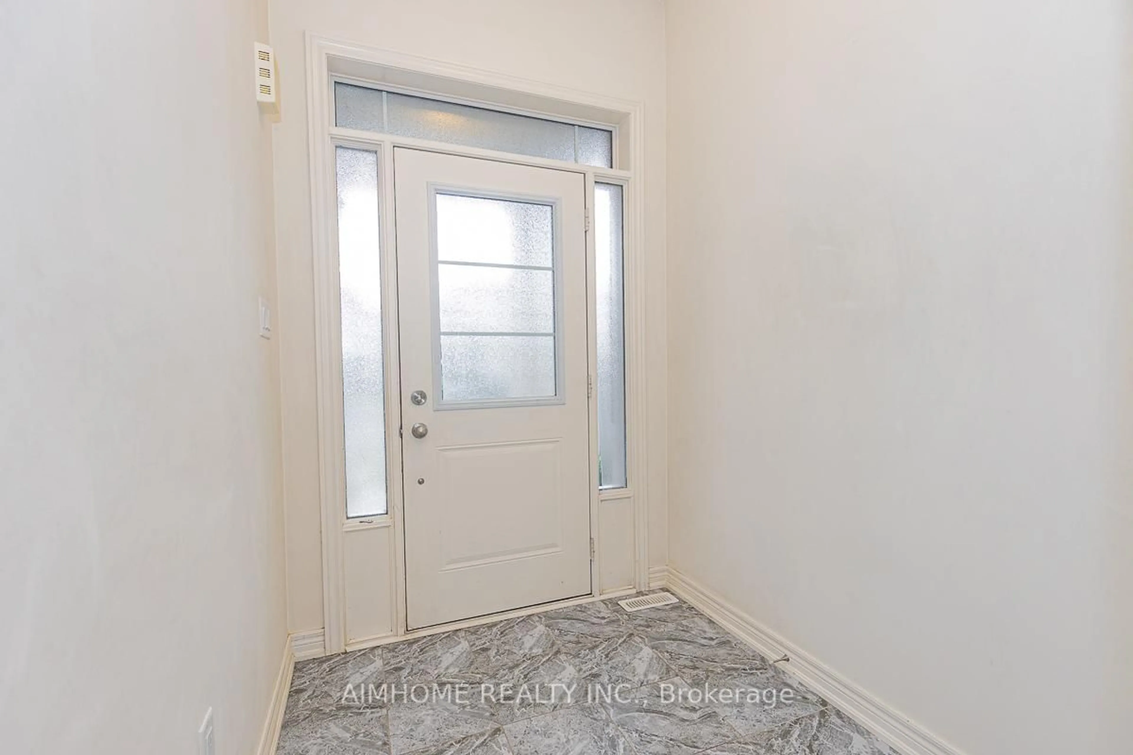 Indoor entryway for 99 Chouinard Way, Aurora Ontario L4G 1B7