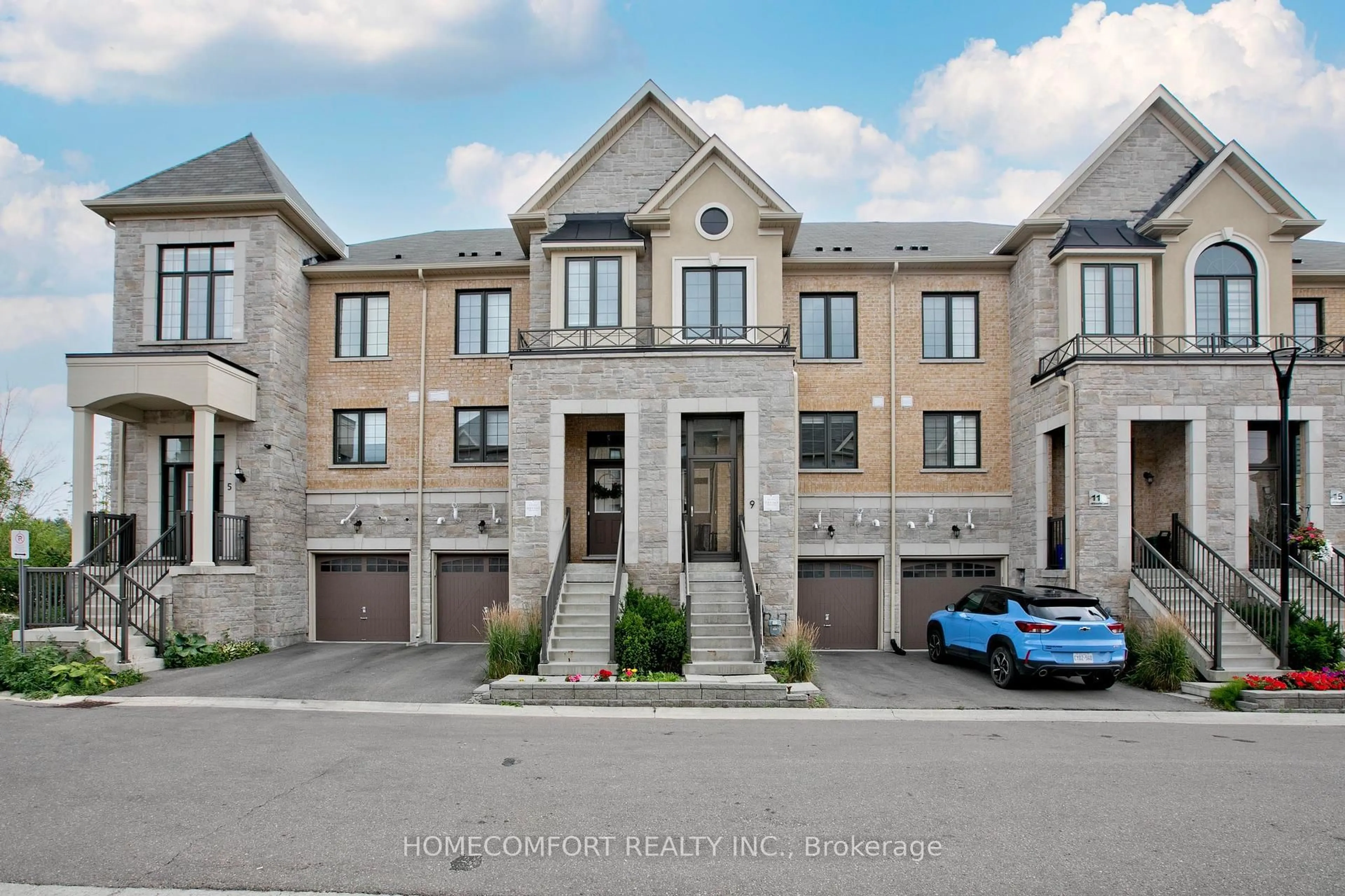 A pic from outside/outdoor area/front of a property/back of a property/a pic from drone, street for 9 Milbourne Lane, Richmond Hill Ontario L4E 2H8