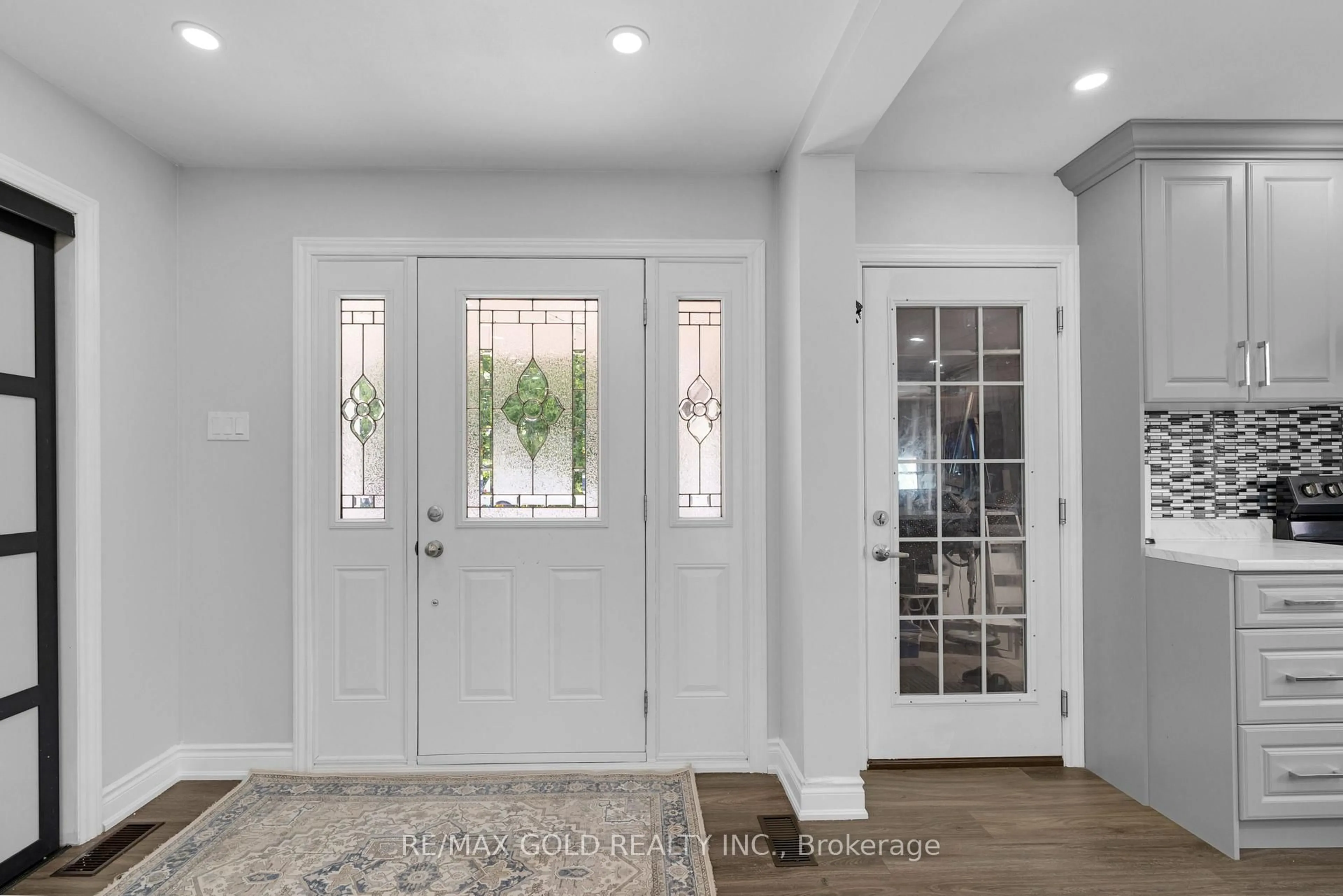 Indoor entryway for 6820 16th Sdrd, King Ontario L0G 1T0