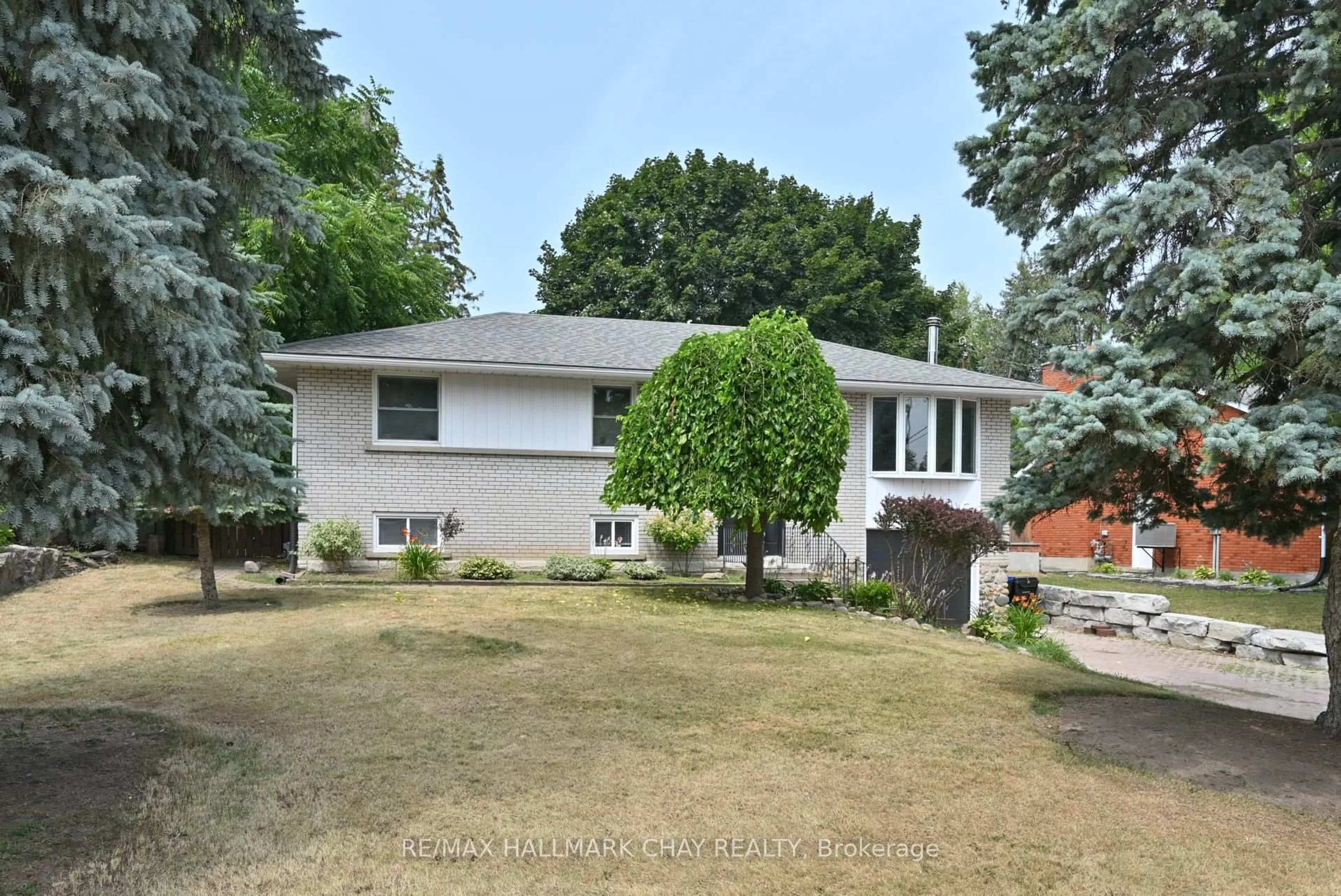 Home with vinyl exterior material, street for 8 Doner St, New Tecumseth Ontario L9R 1M5