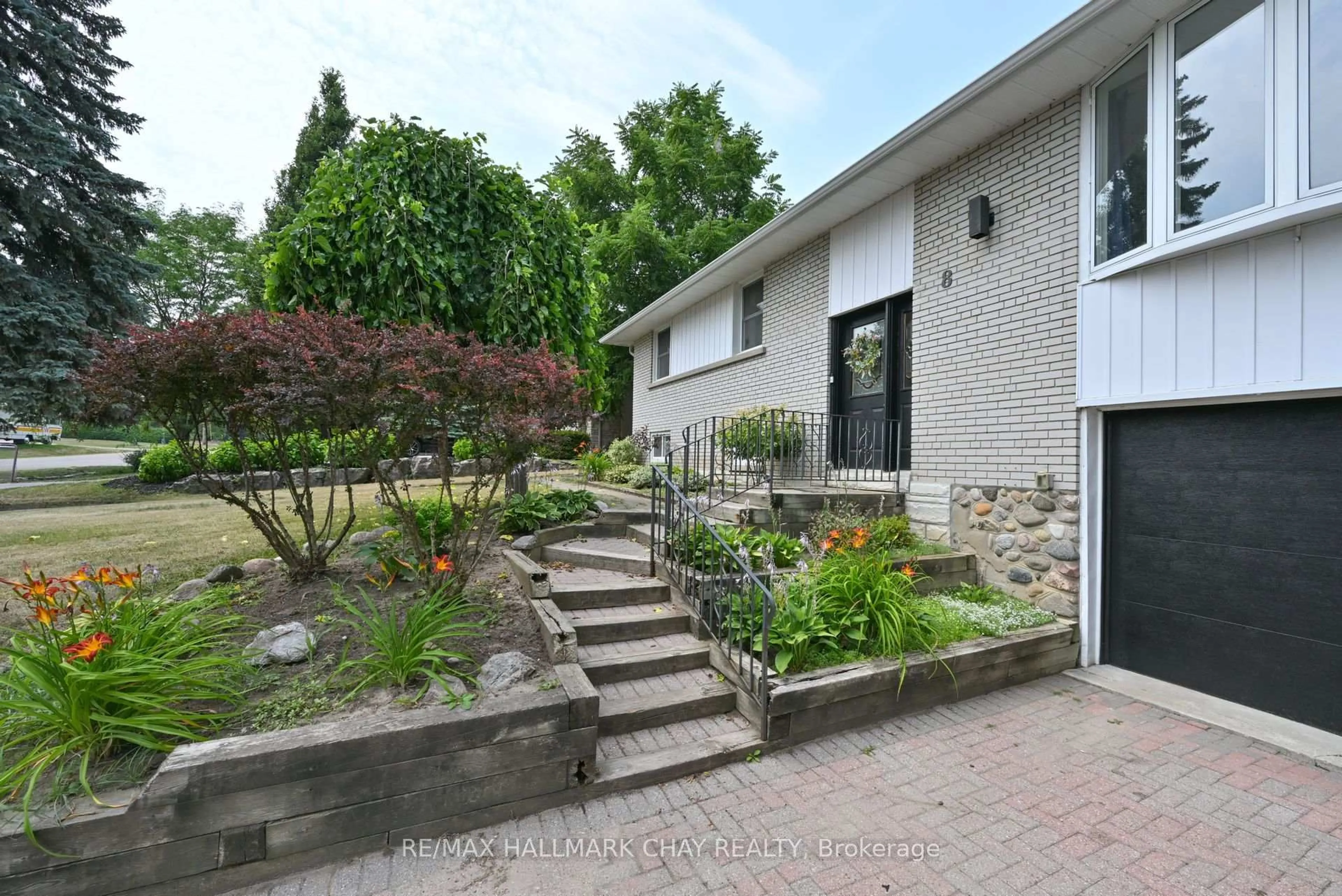 Unknown for 8 Doner St, New Tecumseth Ontario L9R 1M5