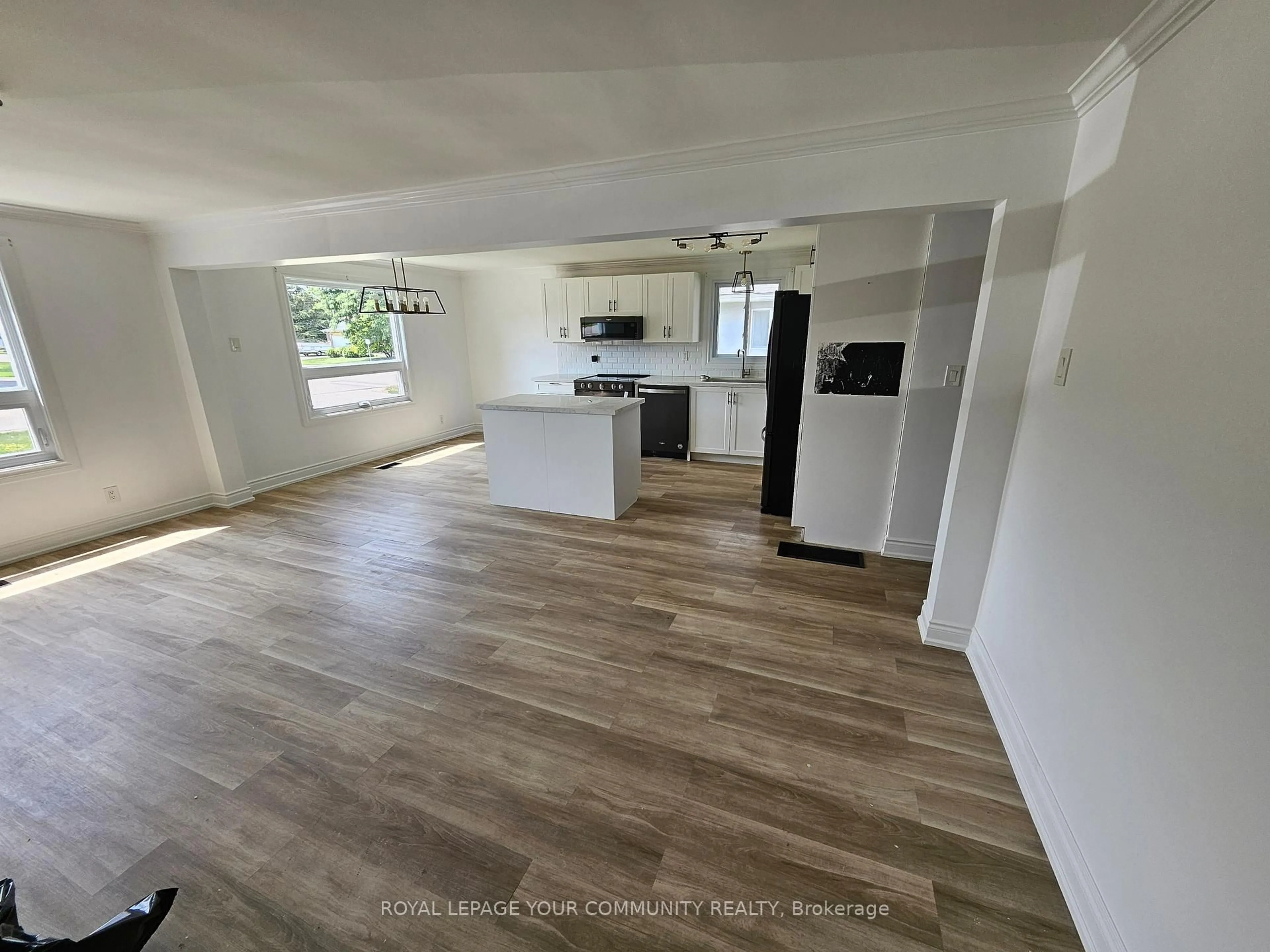 Open concept kitchen, unknown for 39 Eastern Ave, New Tecumseth Ontario L0G 1W0