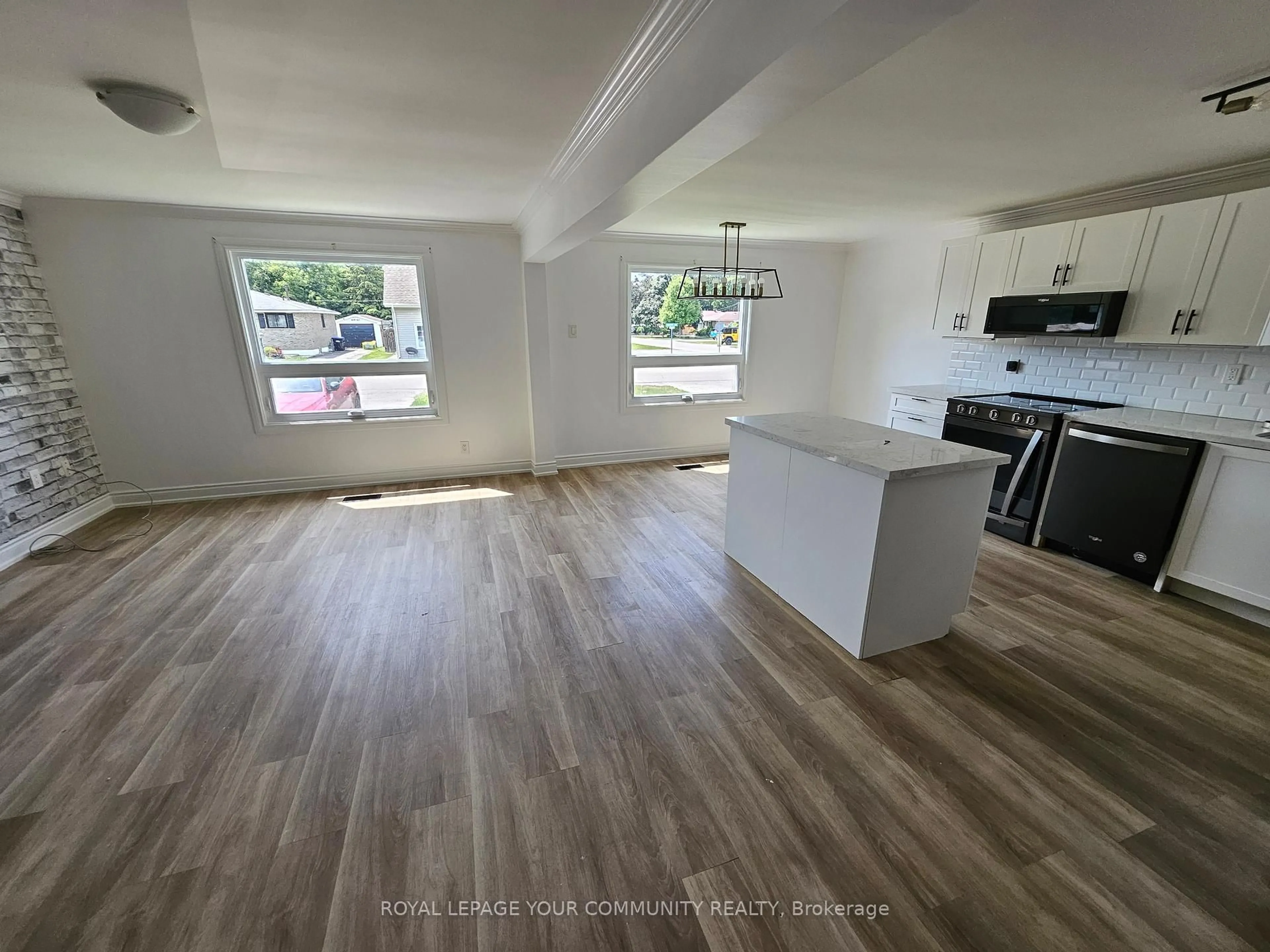 Open concept kitchen, unknown for 39 Eastern Ave, New Tecumseth Ontario L0G 1W0