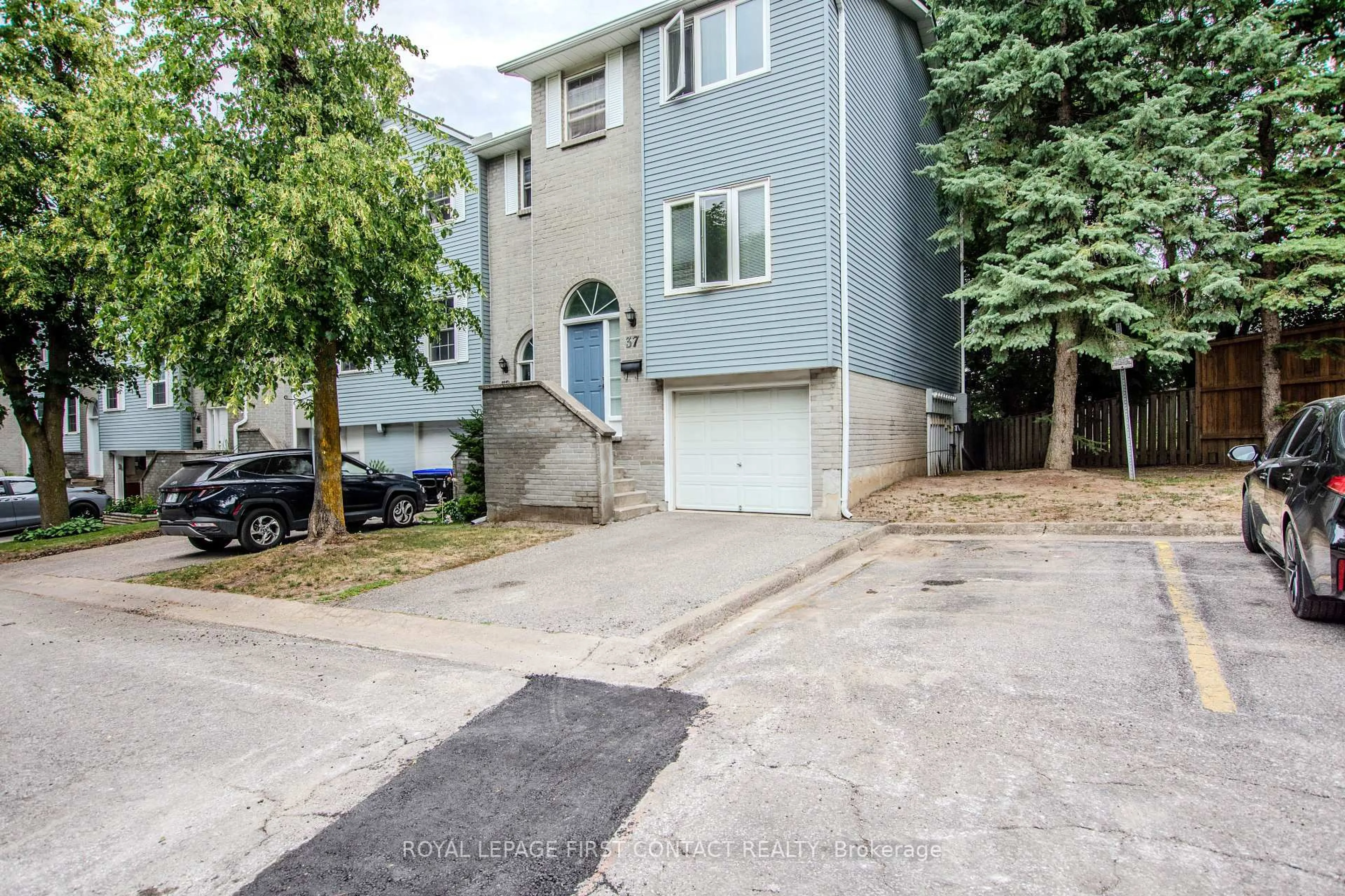 A pic from outside/outdoor area/front of a property/back of a property/a pic from drone, street for 37 HARMONY Circ, Bradford West Gwillimbury Ontario L3Z 2T9