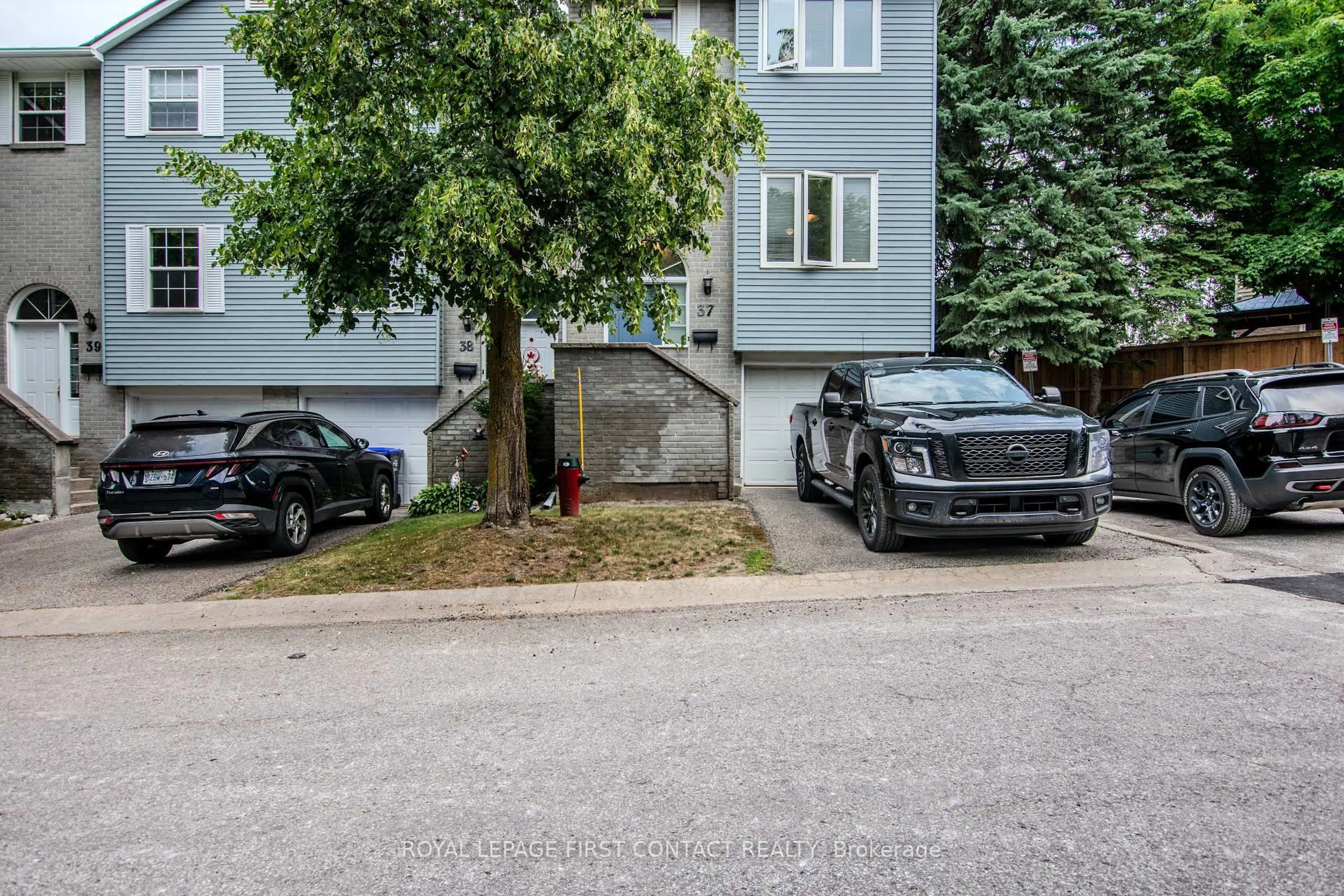 Parking for 37 HARMONY Circ, Bradford West Gwillimbury Ontario L3Z 2T9