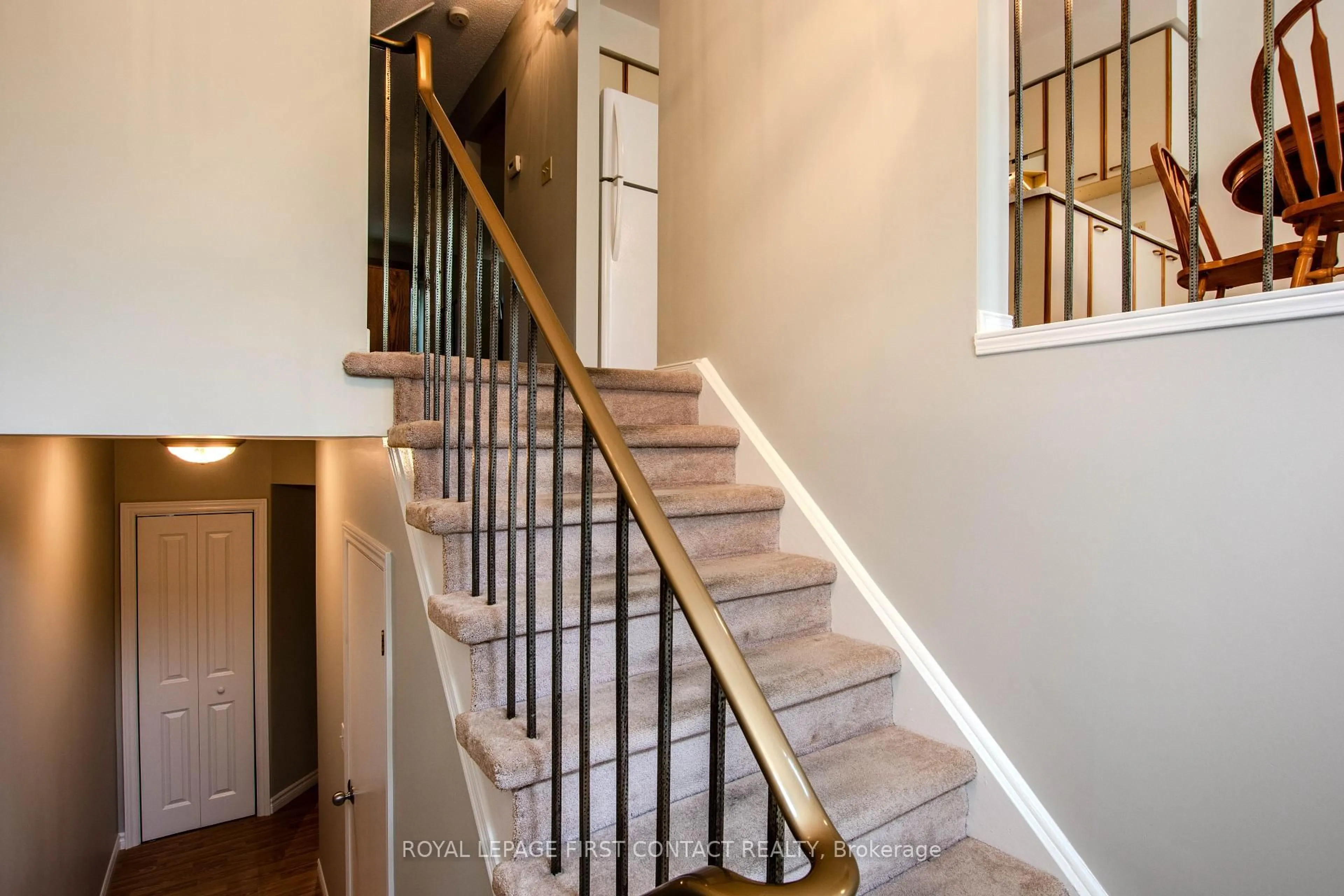 Stairs for 37 HARMONY Circ, Bradford West Gwillimbury Ontario L3Z 2T9