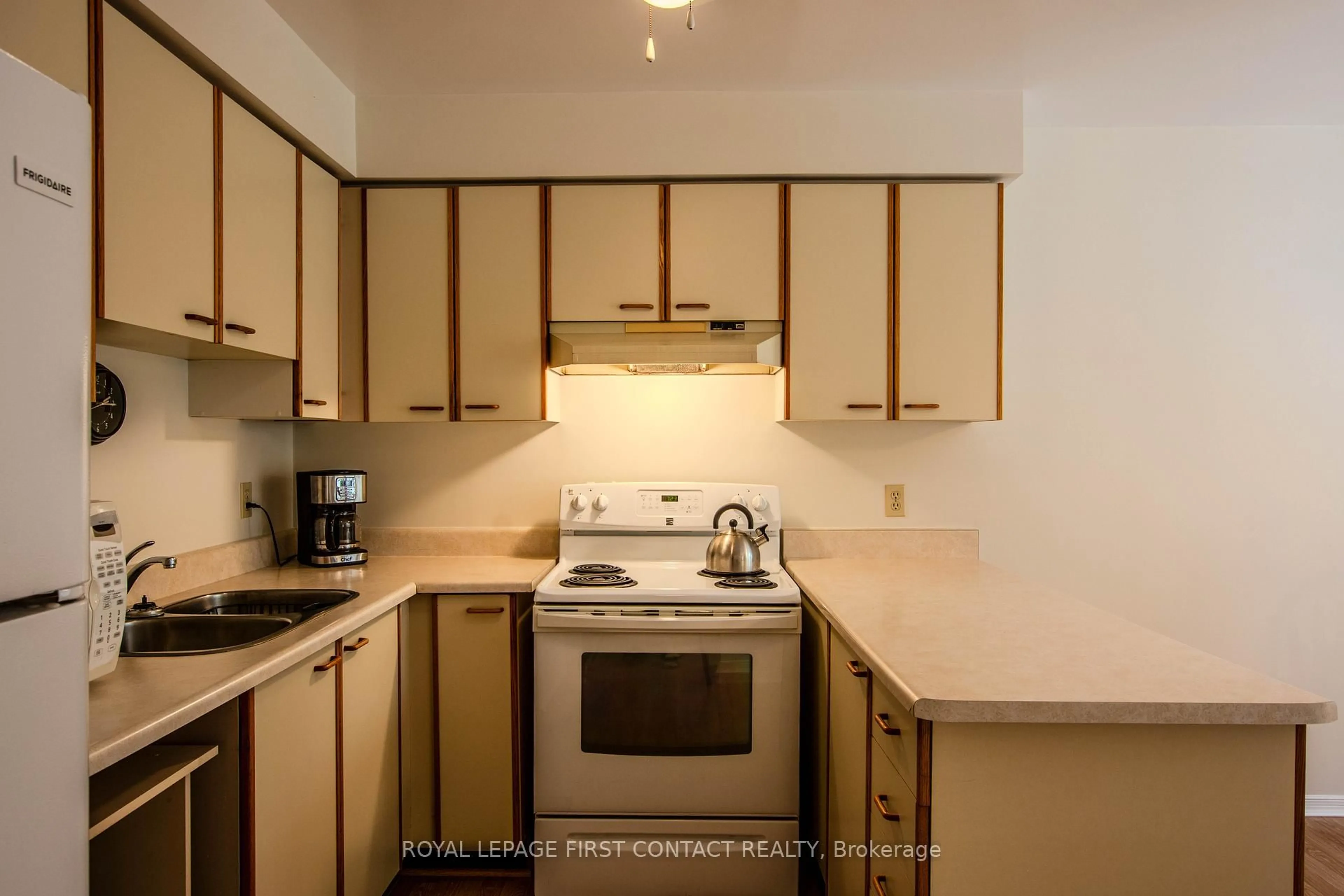 Standard kitchen, unknown for 37 HARMONY Circ, Bradford West Gwillimbury Ontario L3Z 2T9
