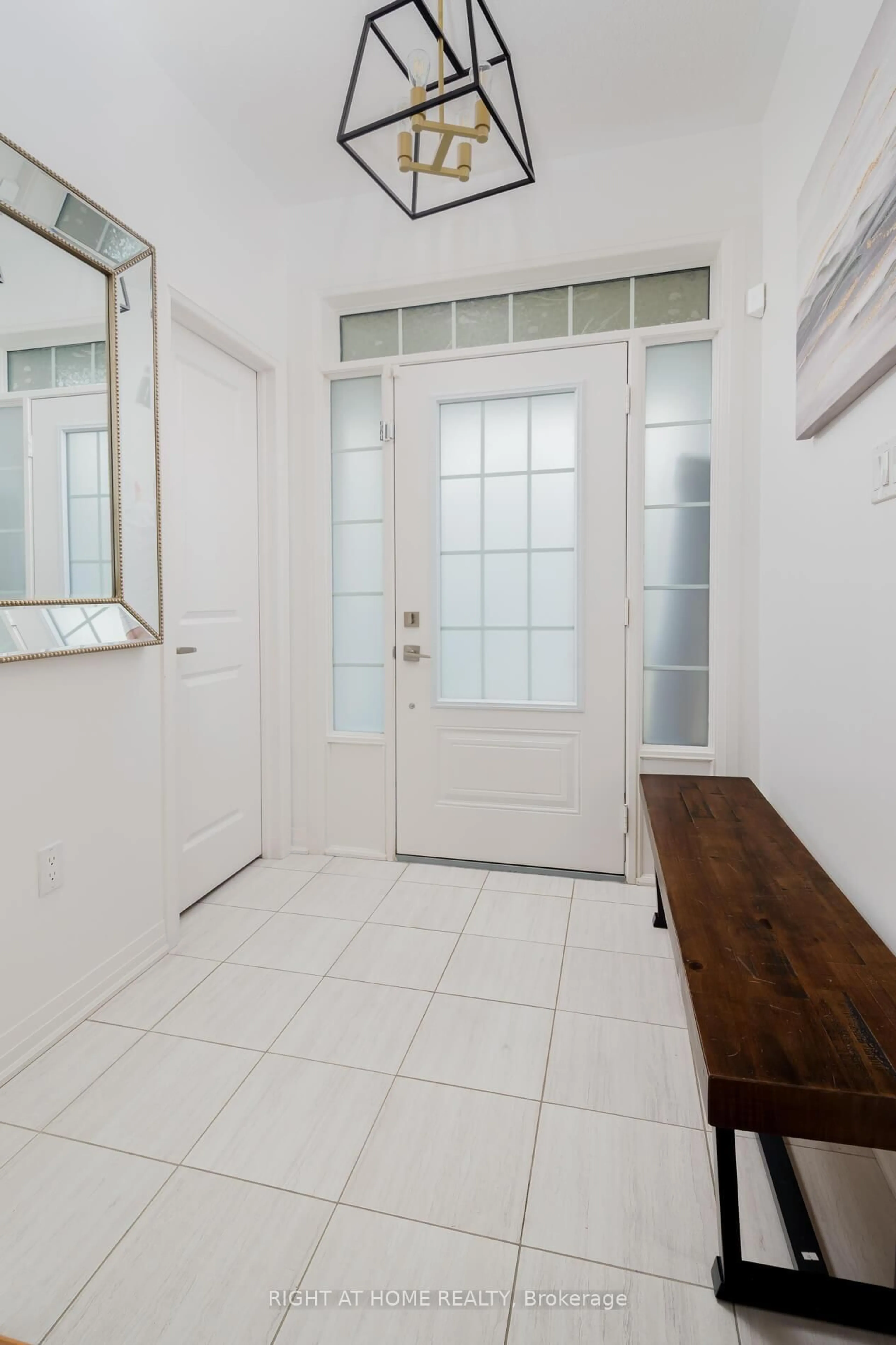 Indoor entryway for 5 Pridham Pl, New Tecumseth Ontario L0G 1W0