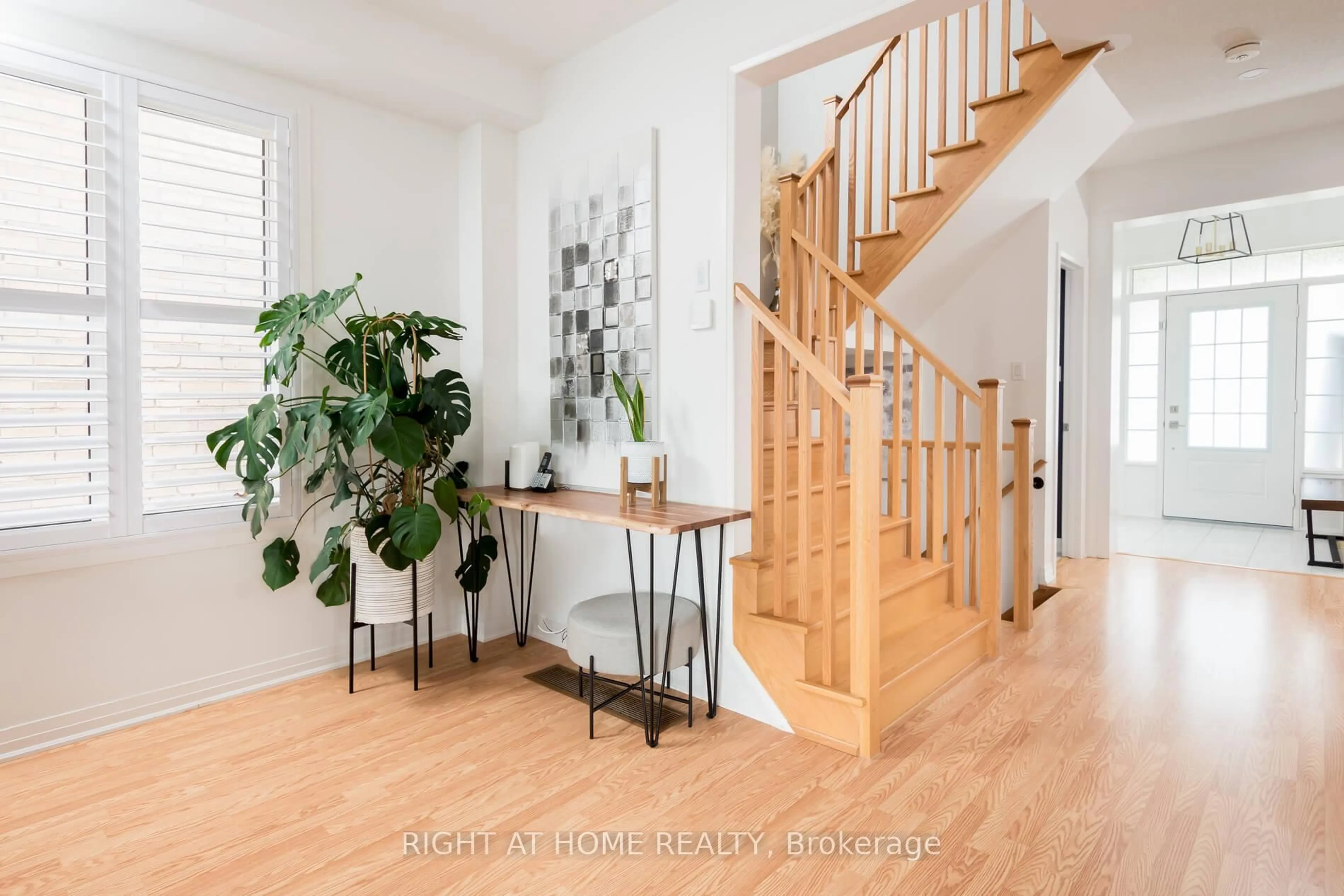 Indoor entryway for 5 Pridham Pl, New Tecumseth Ontario L0G 1W0