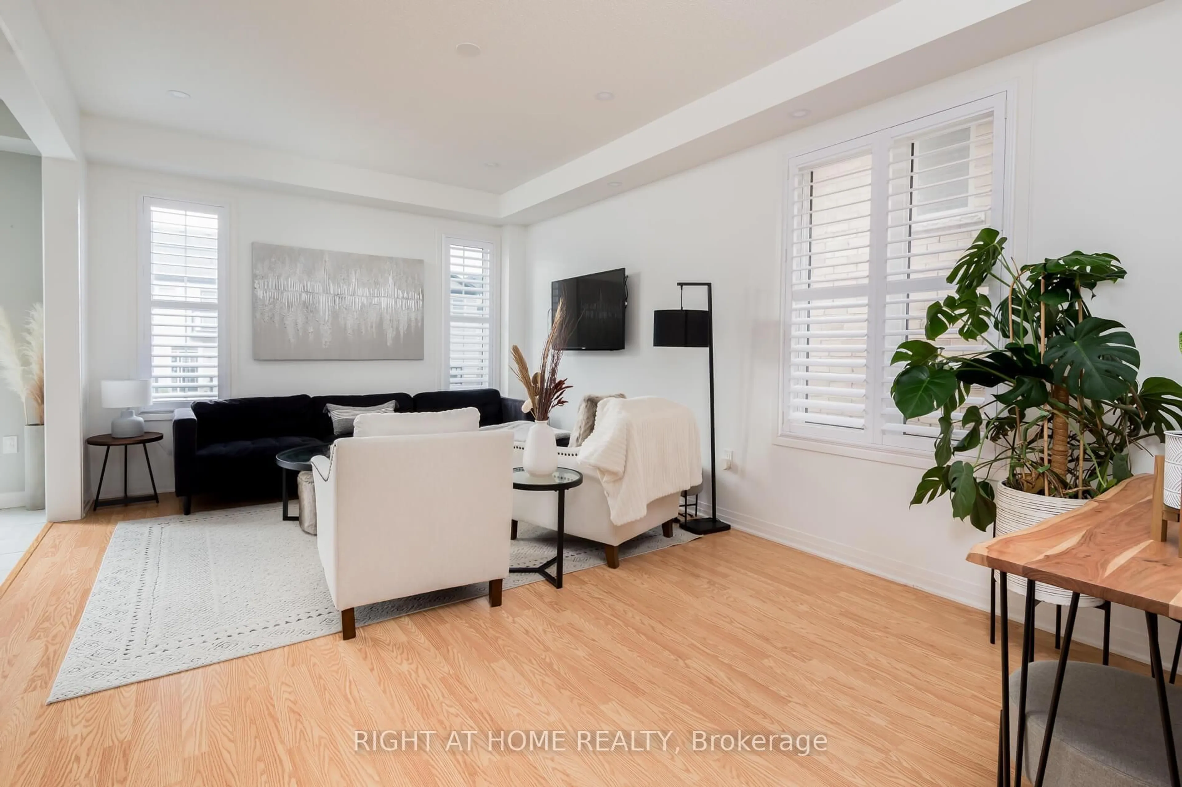 Living room with furniture, unknown for 5 Pridham Pl, New Tecumseth Ontario L0G 1W0