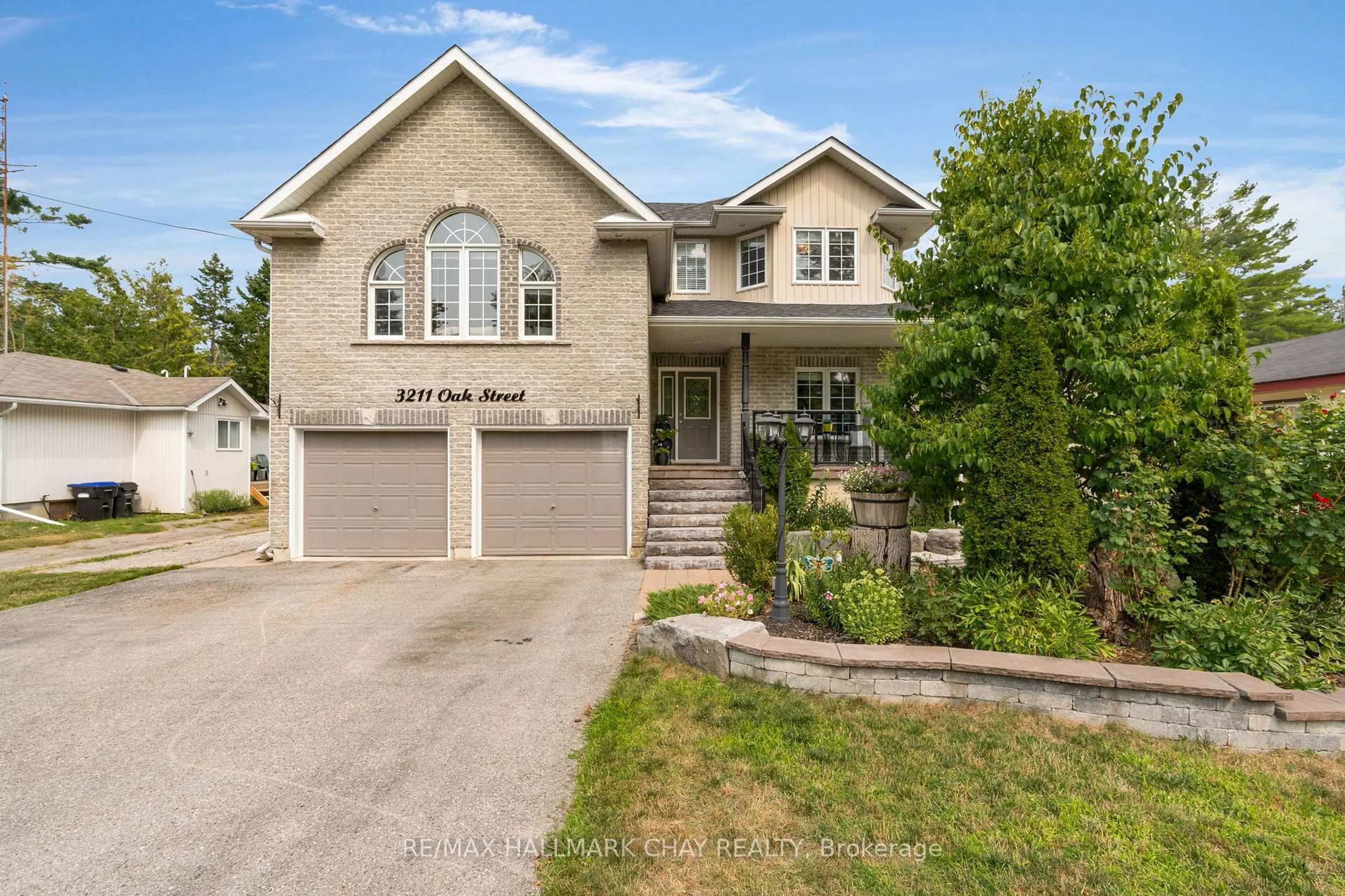 Home with brick exterior material, street for 3211 Oak St, Innisfil Ontario L9S 2K3