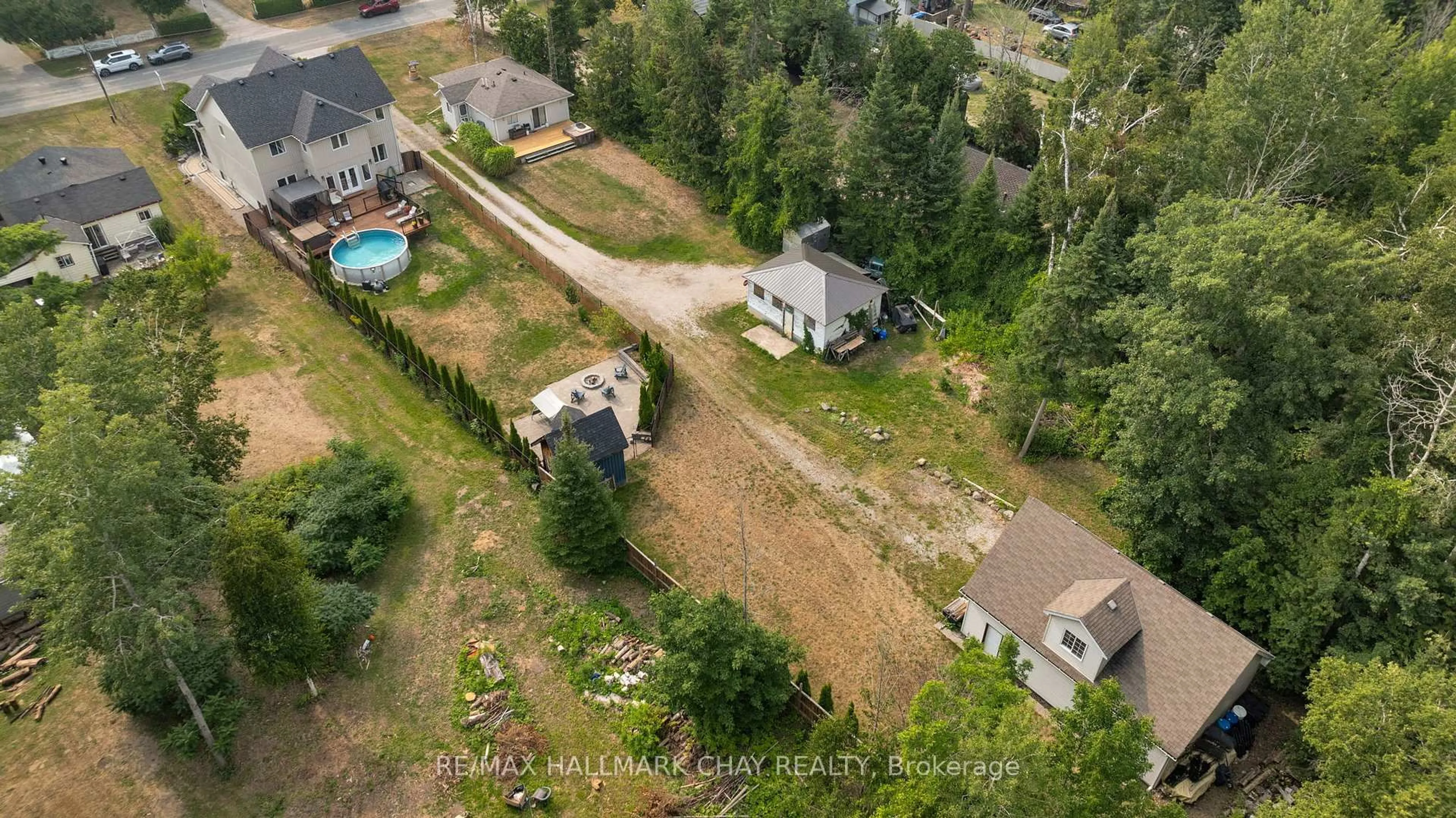 A pic from outside/outdoor area/front of a property/back of a property/a pic from drone, street for 3211 Oak St, Innisfil Ontario L9S 2K3