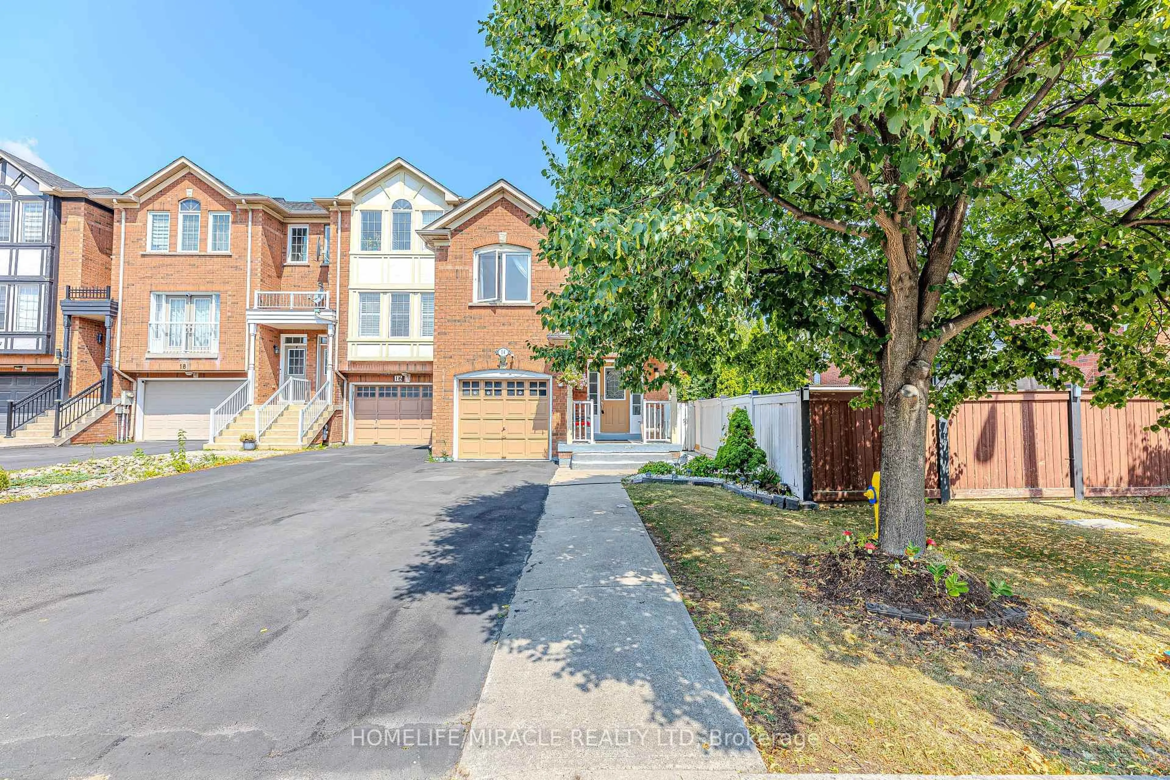 A pic from outside/outdoor area/front of a property/back of a property/a pic from drone, street for 14 Jarrett Crt, Vaughan Ontario L6A 3W4