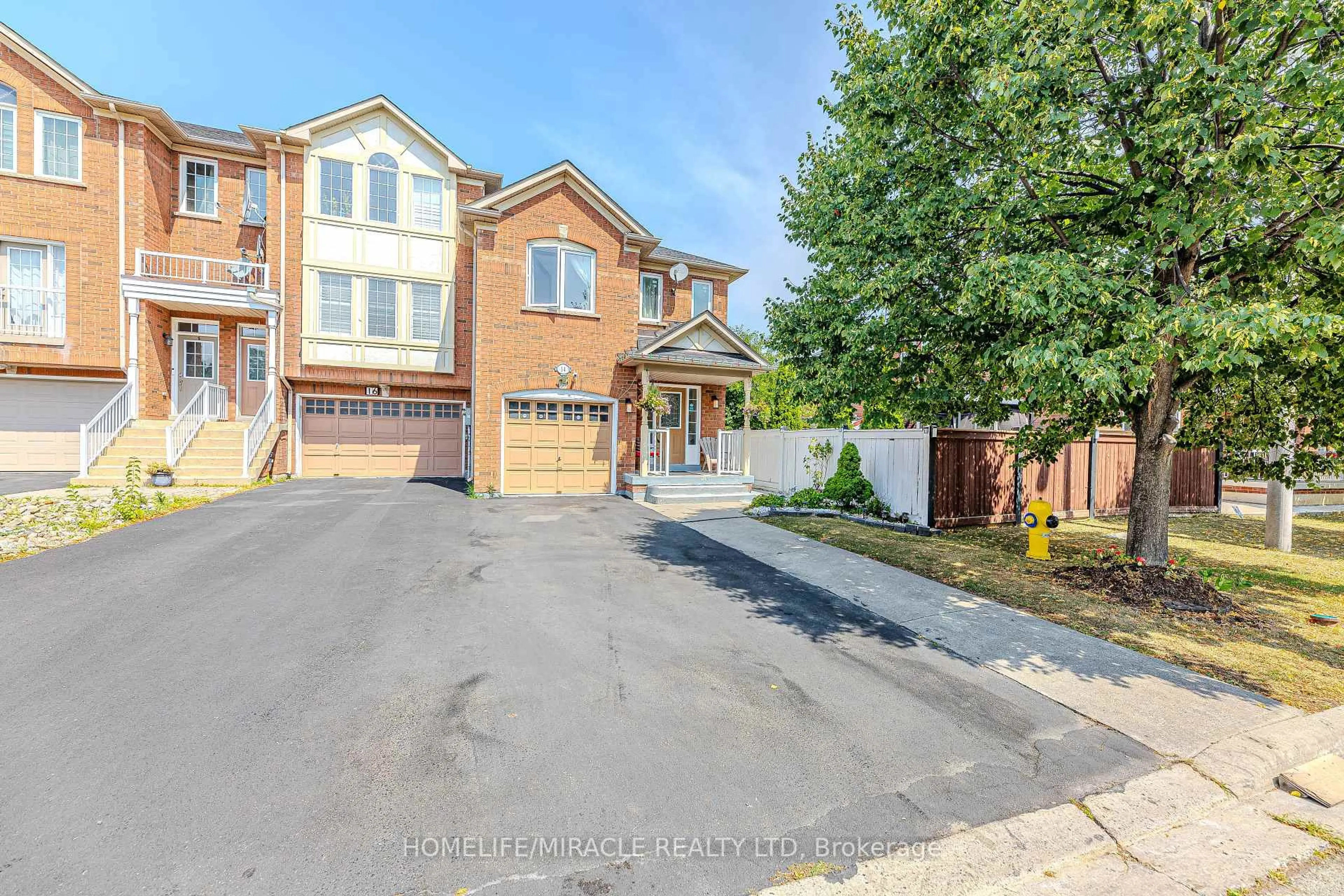A pic from outside/outdoor area/front of a property/back of a property/a pic from drone, street for 14 Jarrett Crt, Vaughan Ontario L6A 3W4