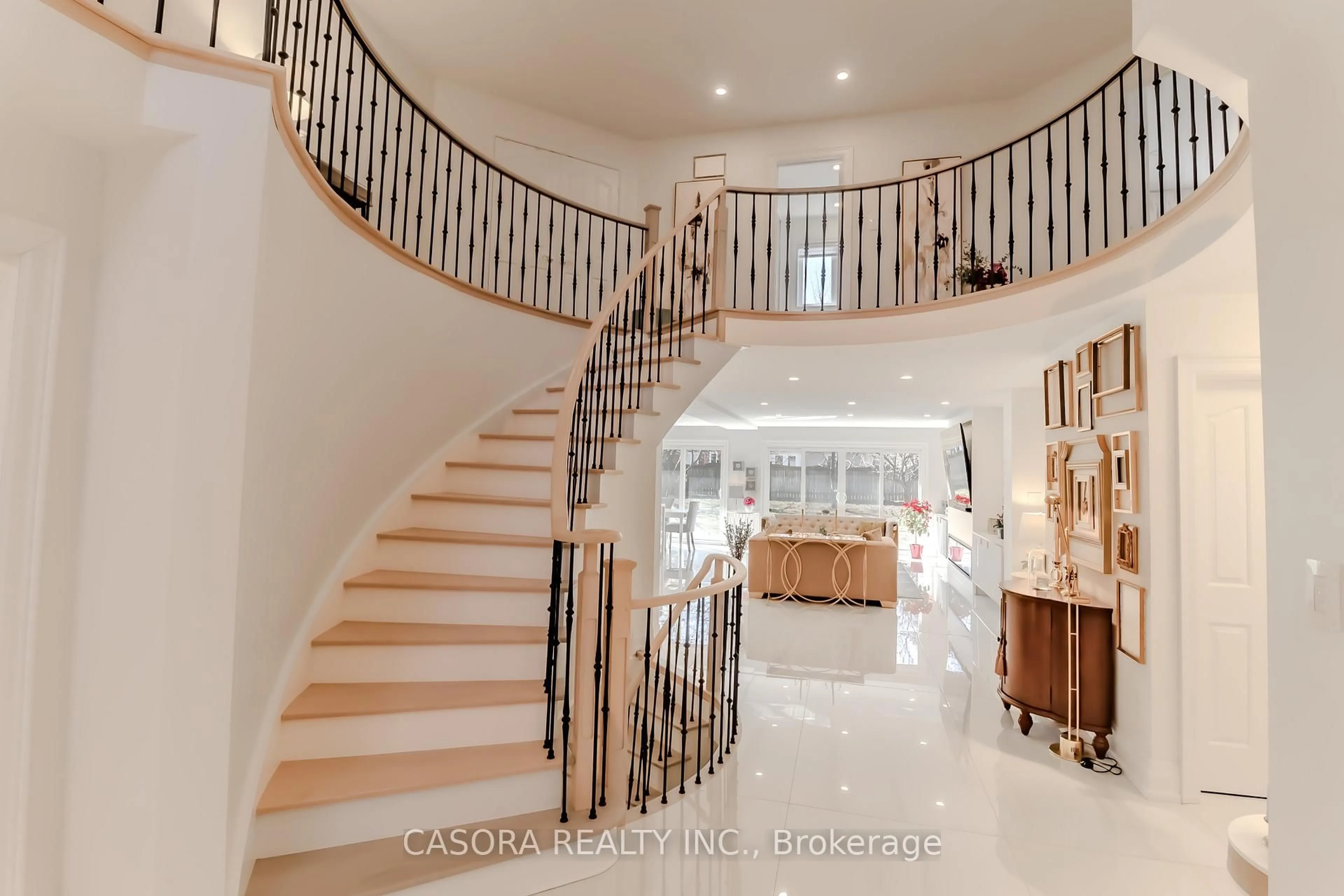 Indoor foyer for 2A Chiltern Hill, Richmond Hill Ontario L4B 3B9