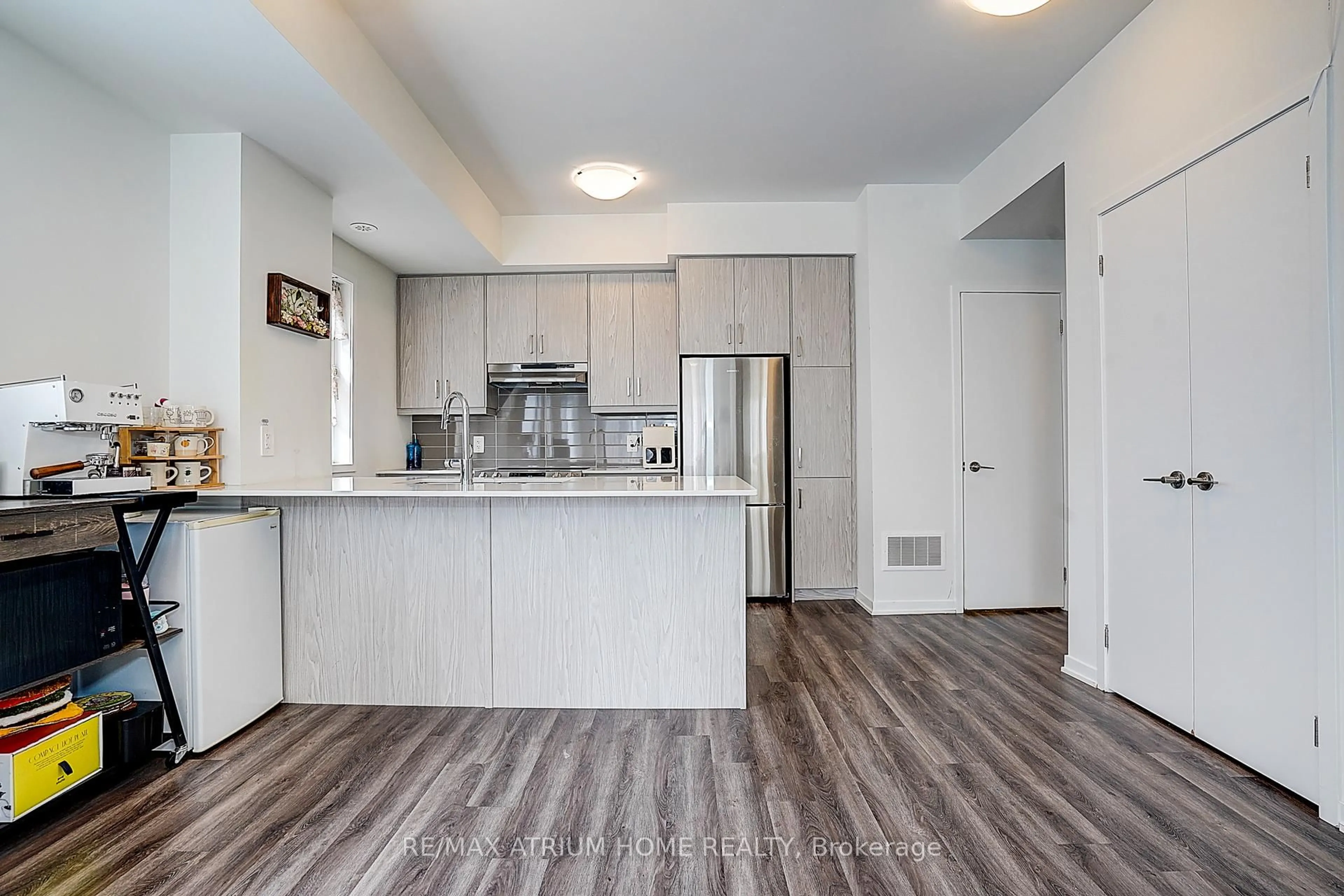 Open concept kitchen, unknown for 11 Honeycrisp Cres #14, Vaughan Ontario L4K 0N6