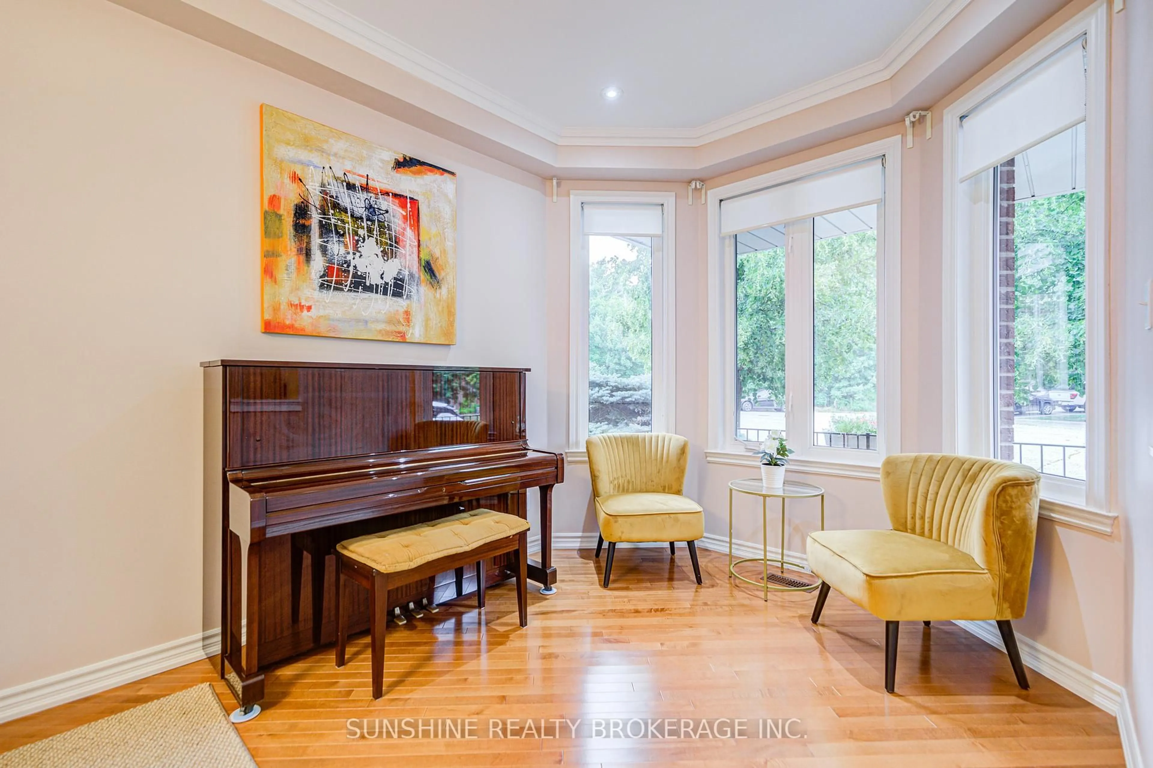 Living room with furniture, wood/laminate floor for 52 Abilene Crt, Richmond Hill Ontario L4C 0S6